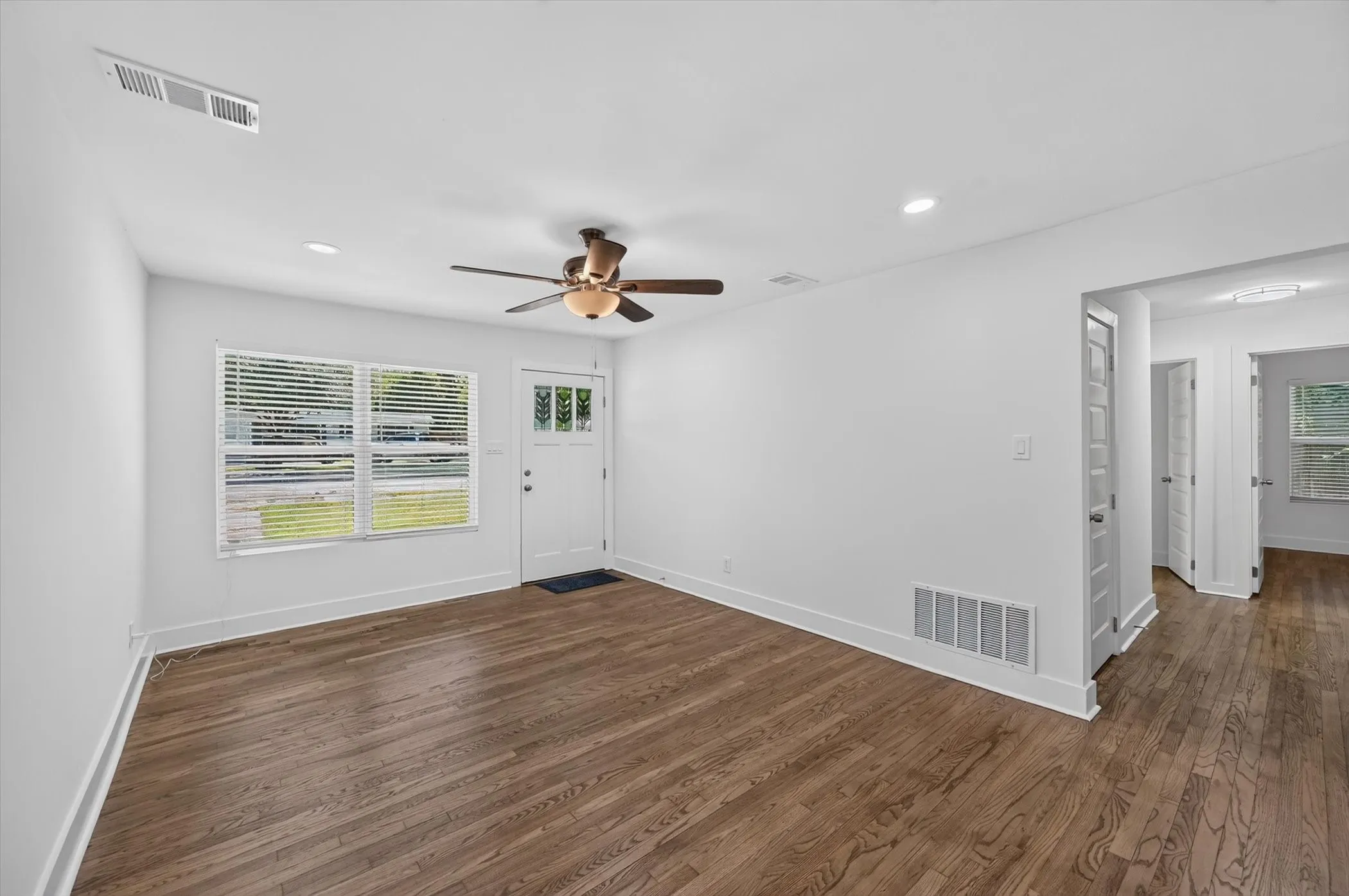 Single Family Residence For Sale in Dallas County , 609 Jardin Drive, Mesquite, Texas 75149, 3 Bedroom, 2 Bathroom, 1 Garage spaces, 1,162 Sqft, built in 1954, mls#21327568, Real Estate Agent in Mesquite, Homes For Sale in Dallas county, Homes For Sale in Mesquite, Realtor in Mesquite Texas, Real Estate Brokerage Independent Realty Texas, Luminita Cordes Realtor