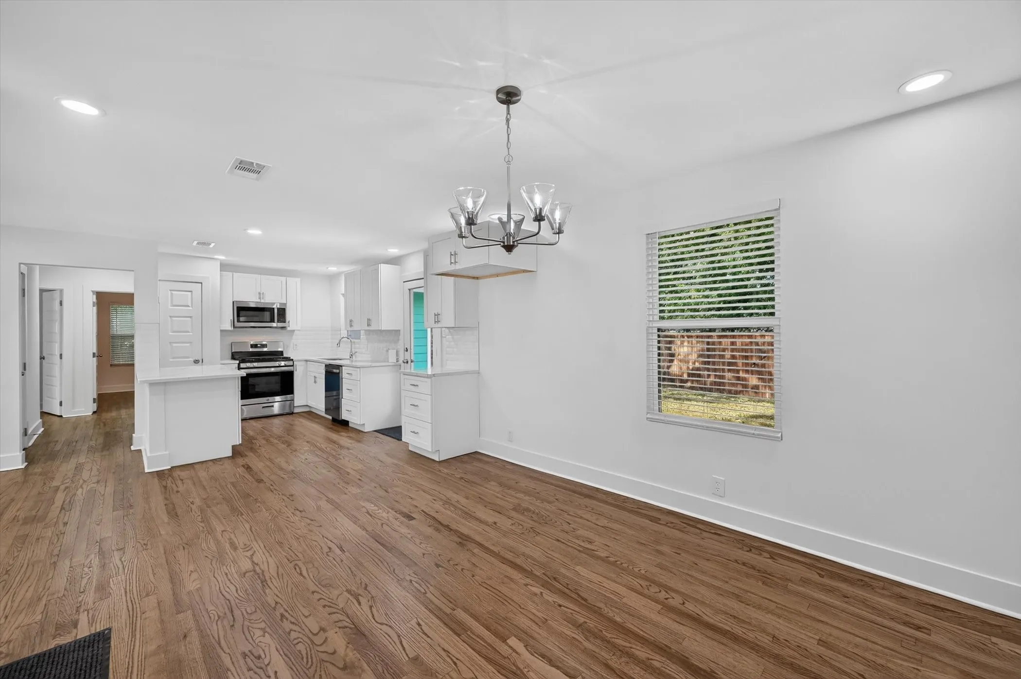 Single Family Residence For Sale in Dallas County , 609 Jardin Drive, Mesquite, Texas 75149, 3 Bedroom, 2 Bathroom, 1 Garage spaces, 1,162 Sqft, built in 1954, mls#21327568, Real Estate Agent in Mesquite, Homes For Sale in Dallas county, Homes For Sale in Mesquite, Realtor in Mesquite Texas, Real Estate Brokerage Independent Realty Texas, Luminita Cordes Realtor