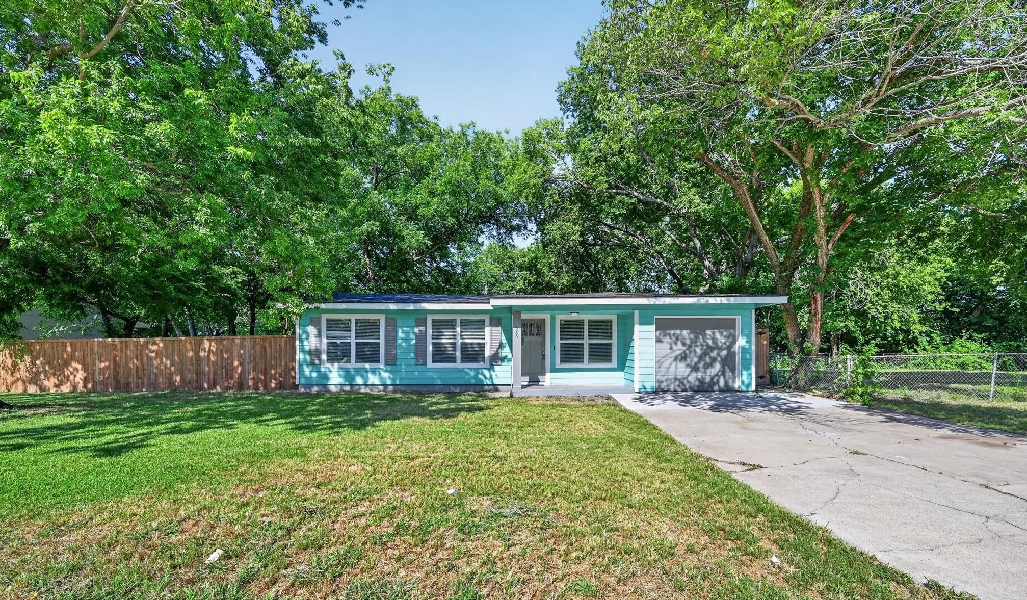 Single Family Residence For Sale in Dallas County , 609 Jardin Drive, Mesquite, Texas 75149, 3 Bedroom, 2 Bathroom, 1 Garage spaces, 1,162 Sqft, built in 1954, mls#21327568, Real Estate Agent in Mesquite, Homes For Sale in Dallas county, Homes For Sale in Mesquite, Realtor in Mesquite Texas, Real Estate Brokerage Independent Realty Texas, Luminita Cordes Realtor
