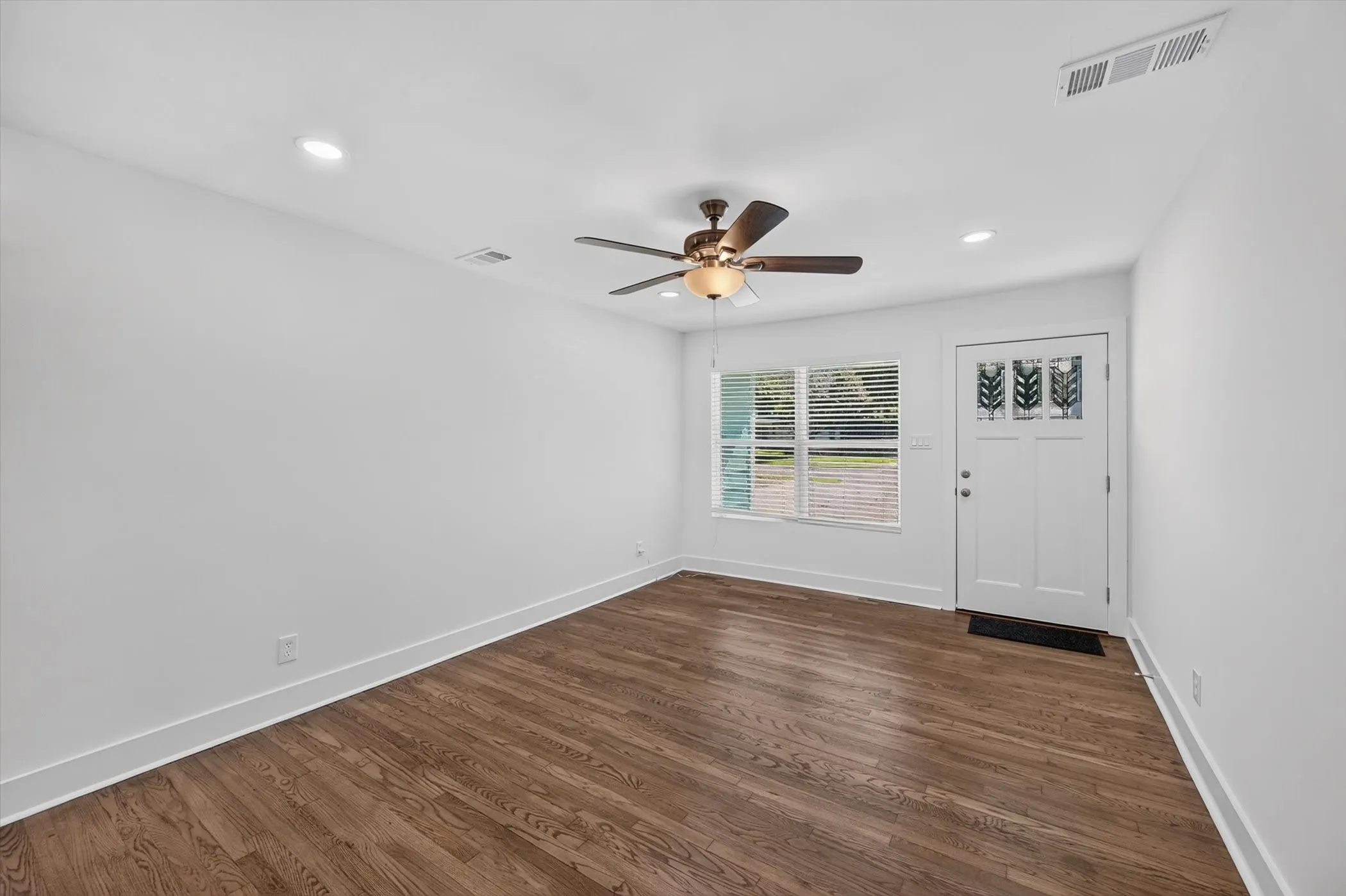Single Family Residence For Sale in Dallas County , 609 Jardin Drive, Mesquite, Texas 75149, 3 Bedroom, 2 Bathroom, 1 Garage spaces, 1,162 Sqft, built in 1954, mls#21327568, Real Estate Agent in Mesquite, Homes For Sale in Dallas county, Homes For Sale in Mesquite, Realtor in Mesquite Texas, Real Estate Brokerage Independent Realty Texas, Luminita Cordes Realtor