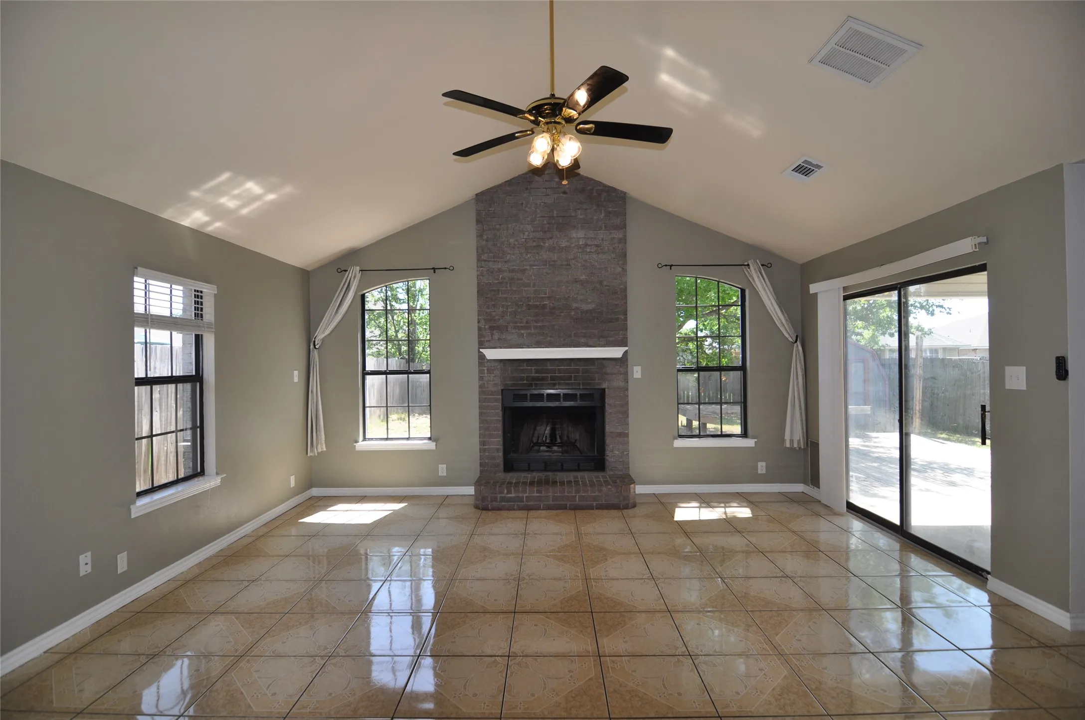 Single Family Residence For Sale in Denton County , 1805 Sharon Drive, Corinth, Texas 76210, 3 Bedroom, 2 Bathroom, 2 Garage spaces, 1,631 Sqft, built in 1996, mls#21325775, Real Estate Agent in Corinth, Homes For Sale in Denton county, Homes For Sale in Corinth, Realtor in Corinth Texas, Real Estate Brokerage Independent Realty Texas, Luminita Cordes Realtor