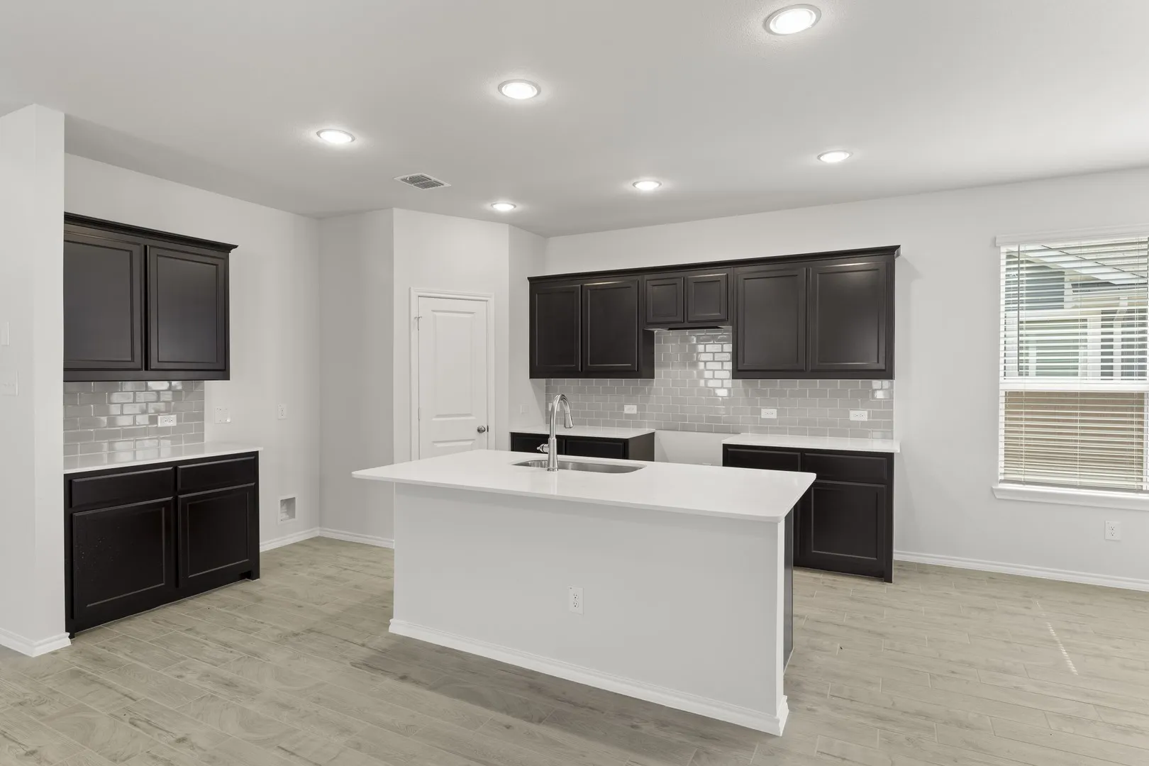08. 3107 Providence - Kitchen (2)