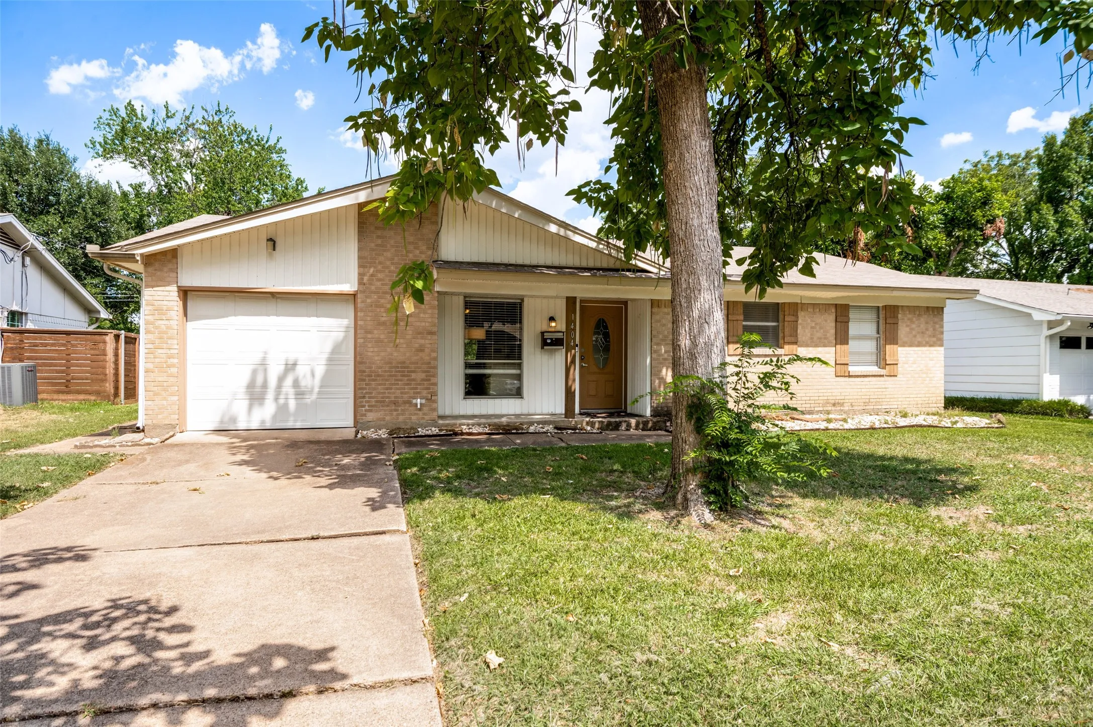 Single Family Residence For Sale in Dallas County , 1404 Timberlake Circle, Richardson, Texas 75080, 3 Bedroom, 2 Bathroom, 1 Garage spaces, 1,220 Sqft, built in 1962, mls#21328346, Real Estate Agent in Richardson, Homes For Sale in Dallas county, Homes For Sale in Richardson, Realtor in Richardson Texas, Real Estate Brokerage Independent Realty Texas, Luminita Cordes Realtor