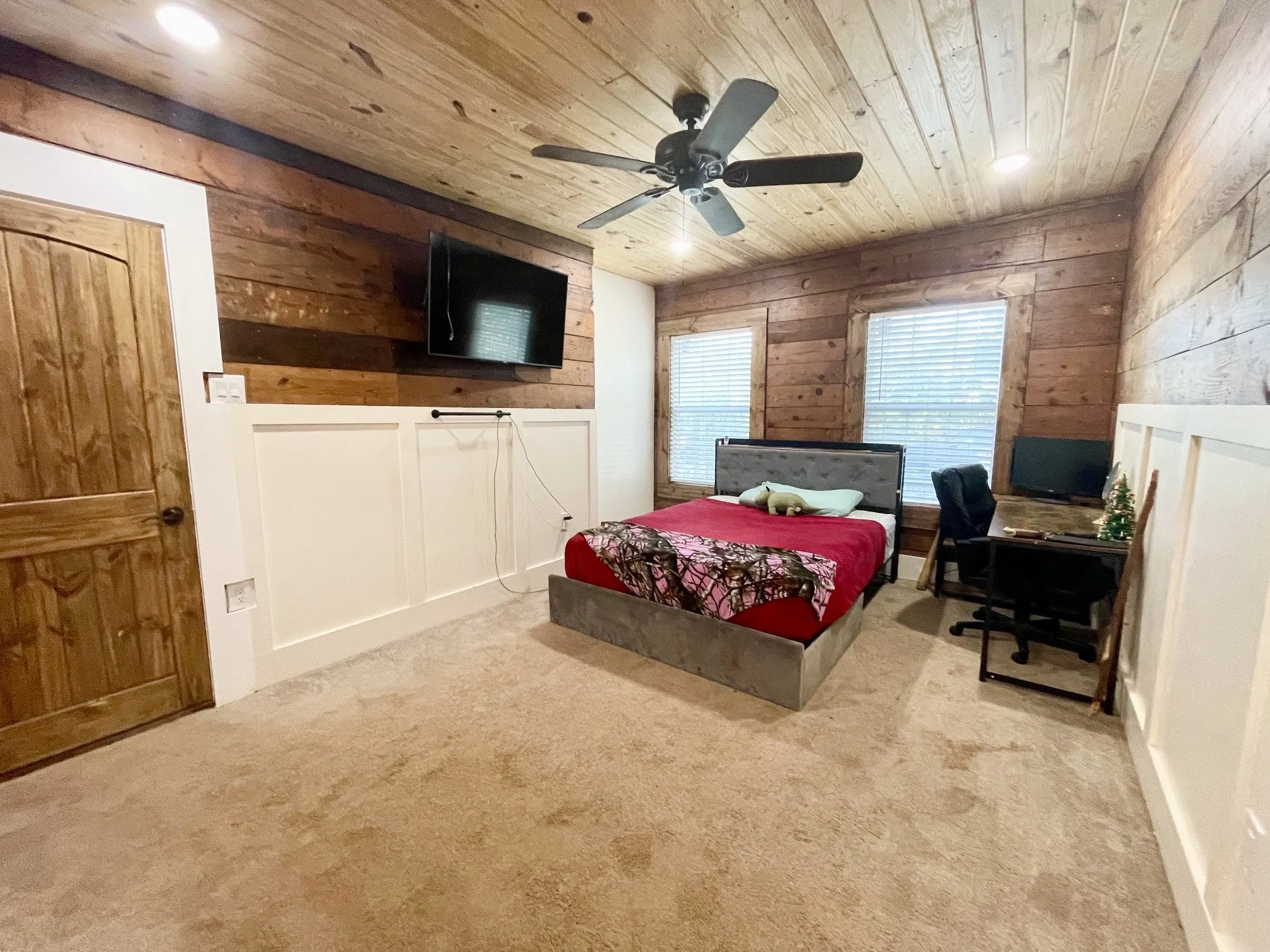 Single Family Residence For Sale in Rusk County , 8262 US Highway 84 W, Mount Enterprise, Texas 75681, 5 Bedroom, 3 Bathroom, 4 Garage spaces, 2,630 Sqft, built in 1930, mls#21328038, Real Estate Agent in Mount Enterprise, Homes For Sale in Rusk county, Homes For Sale in Mount Enterprise, Realtor in Mount Enterprise Texas, Real Estate Brokerage Independent Realty Texas, Luminita Cordes Realtor