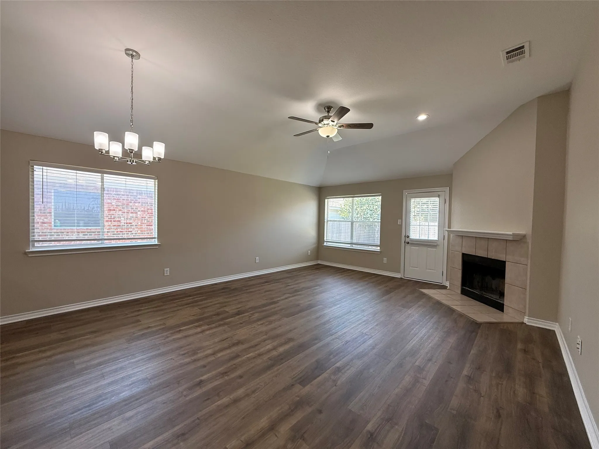 Single Family Residence For Sale in Denton County , 103 Santa Fe Trail, Justin, Texas 76247, 3 Bedroom, 2 Bathroom, 2 Garage spaces, 1,599 Sqft, built in 2004, mls#21327100, Real Estate Agent in Justin, Homes For Sale in Denton county, Homes For Sale in Justin, Realtor in Justin Texas, Real Estate Brokerage Independent Realty Texas, Luminita Cordes Realtor