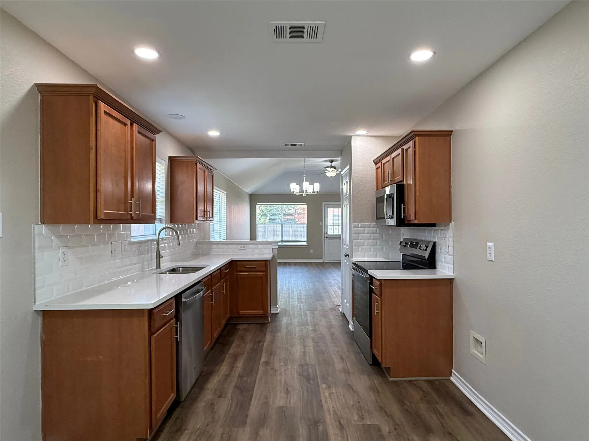 Single Family Residence For Sale in Denton County , 103 Santa Fe Trail, Justin, Texas 76247, 3 Bedroom, 2 Bathroom, 2 Garage spaces, 1,599 Sqft, built in 2004, mls#21327100, Real Estate Agent in Justin, Homes For Sale in Denton county, Homes For Sale in Justin, Realtor in Justin Texas, Real Estate Brokerage Independent Realty Texas, Luminita Cordes Realtor