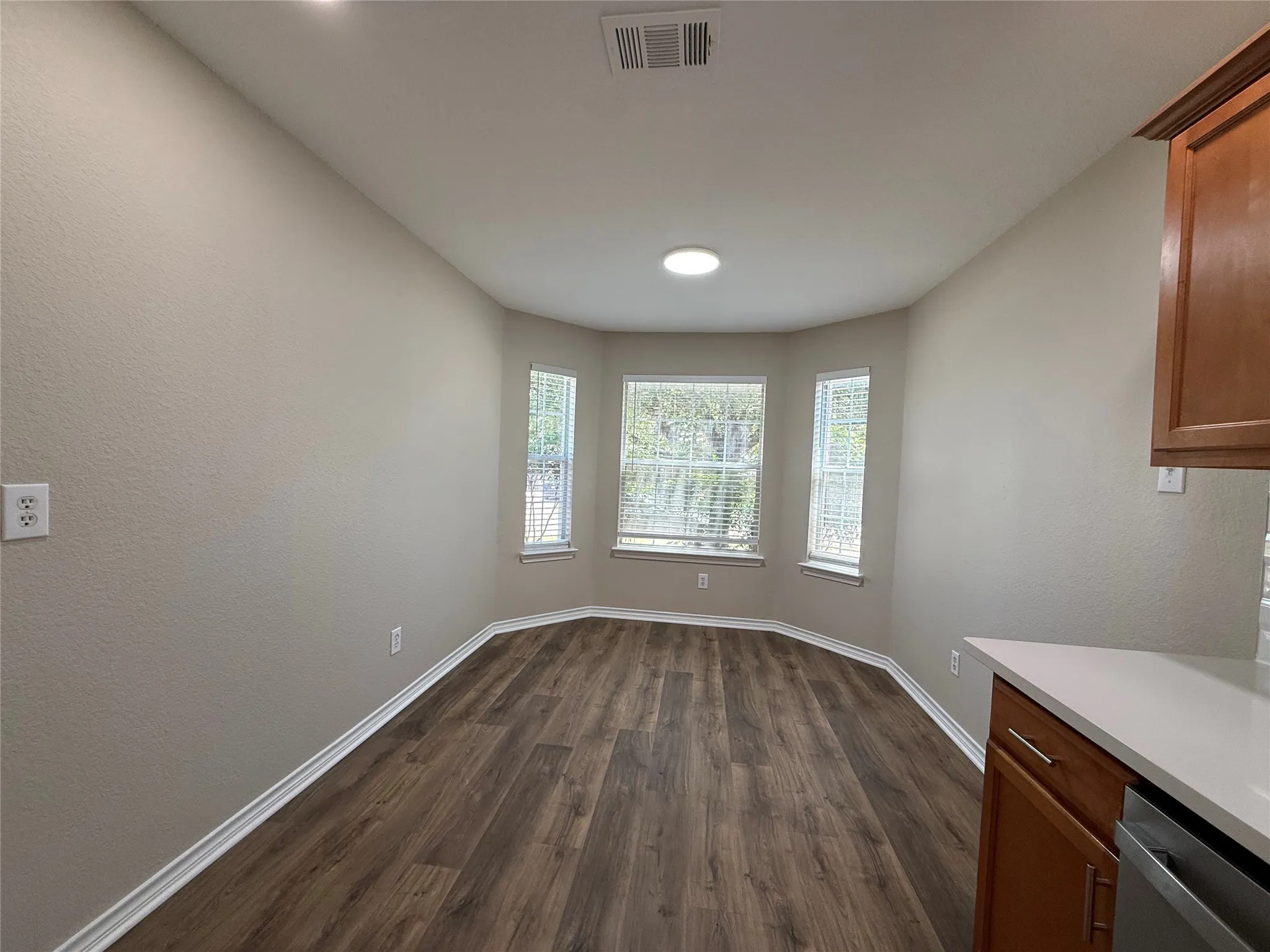 Single Family Residence For Sale in Denton County , 103 Santa Fe Trail, Justin, Texas 76247, 3 Bedroom, 2 Bathroom, 2 Garage spaces, 1,599 Sqft, built in 2004, mls#21327100, Real Estate Agent in Justin, Homes For Sale in Denton county, Homes For Sale in Justin, Realtor in Justin Texas, Real Estate Brokerage Independent Realty Texas, Luminita Cordes Realtor