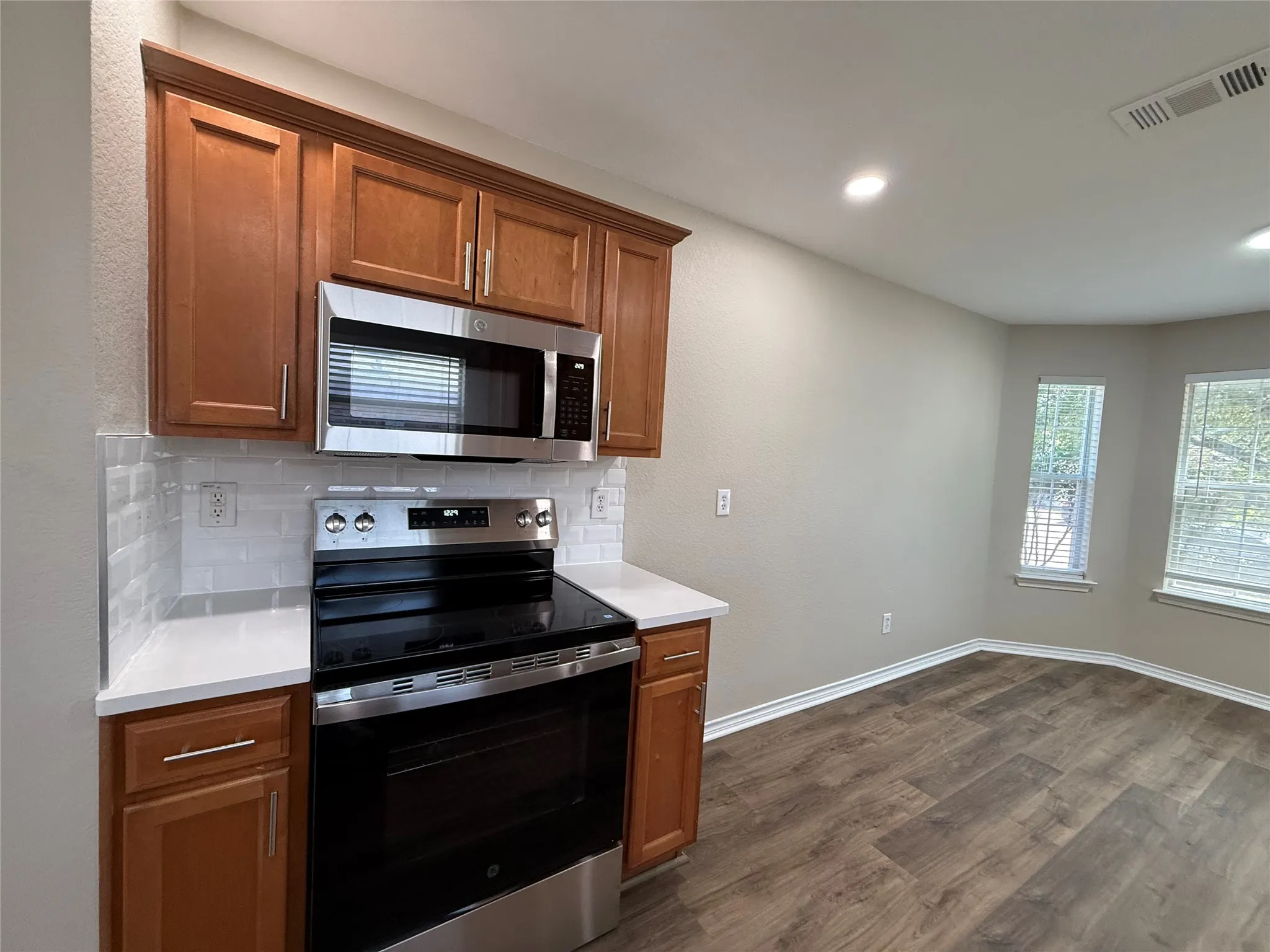 Single Family Residence For Sale in Denton County , 103 Santa Fe Trail, Justin, Texas 76247, 3 Bedroom, 2 Bathroom, 2 Garage spaces, 1,599 Sqft, built in 2004, mls#21327100, Real Estate Agent in Justin, Homes For Sale in Denton county, Homes For Sale in Justin, Realtor in Justin Texas, Real Estate Brokerage Independent Realty Texas, Luminita Cordes Realtor