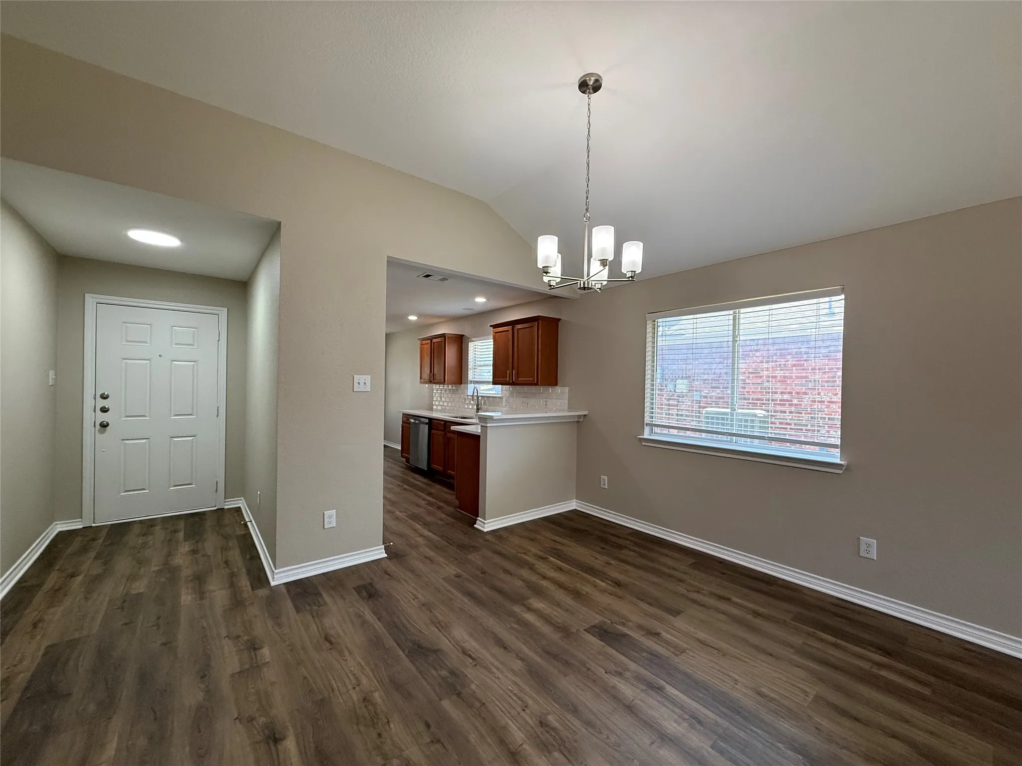 Single Family Residence For Sale in Denton County , 103 Santa Fe Trail, Justin, Texas 76247, 3 Bedroom, 2 Bathroom, 2 Garage spaces, 1,599 Sqft, built in 2004, mls#21327100, Real Estate Agent in Justin, Homes For Sale in Denton county, Homes For Sale in Justin, Realtor in Justin Texas, Real Estate Brokerage Independent Realty Texas, Luminita Cordes Realtor