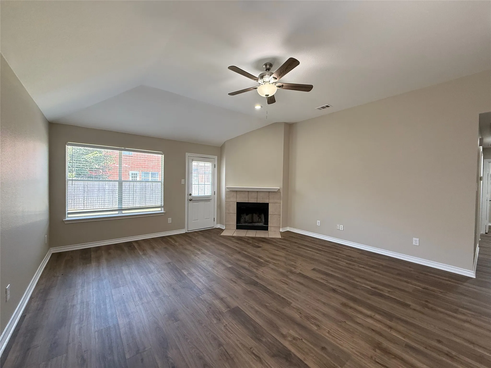 Single Family Residence For Sale in Denton County , 103 Santa Fe Trail, Justin, Texas 76247, 3 Bedroom, 2 Bathroom, 2 Garage spaces, 1,599 Sqft, built in 2004, mls#21327100, Real Estate Agent in Justin, Homes For Sale in Denton county, Homes For Sale in Justin, Realtor in Justin Texas, Real Estate Brokerage Independent Realty Texas, Luminita Cordes Realtor