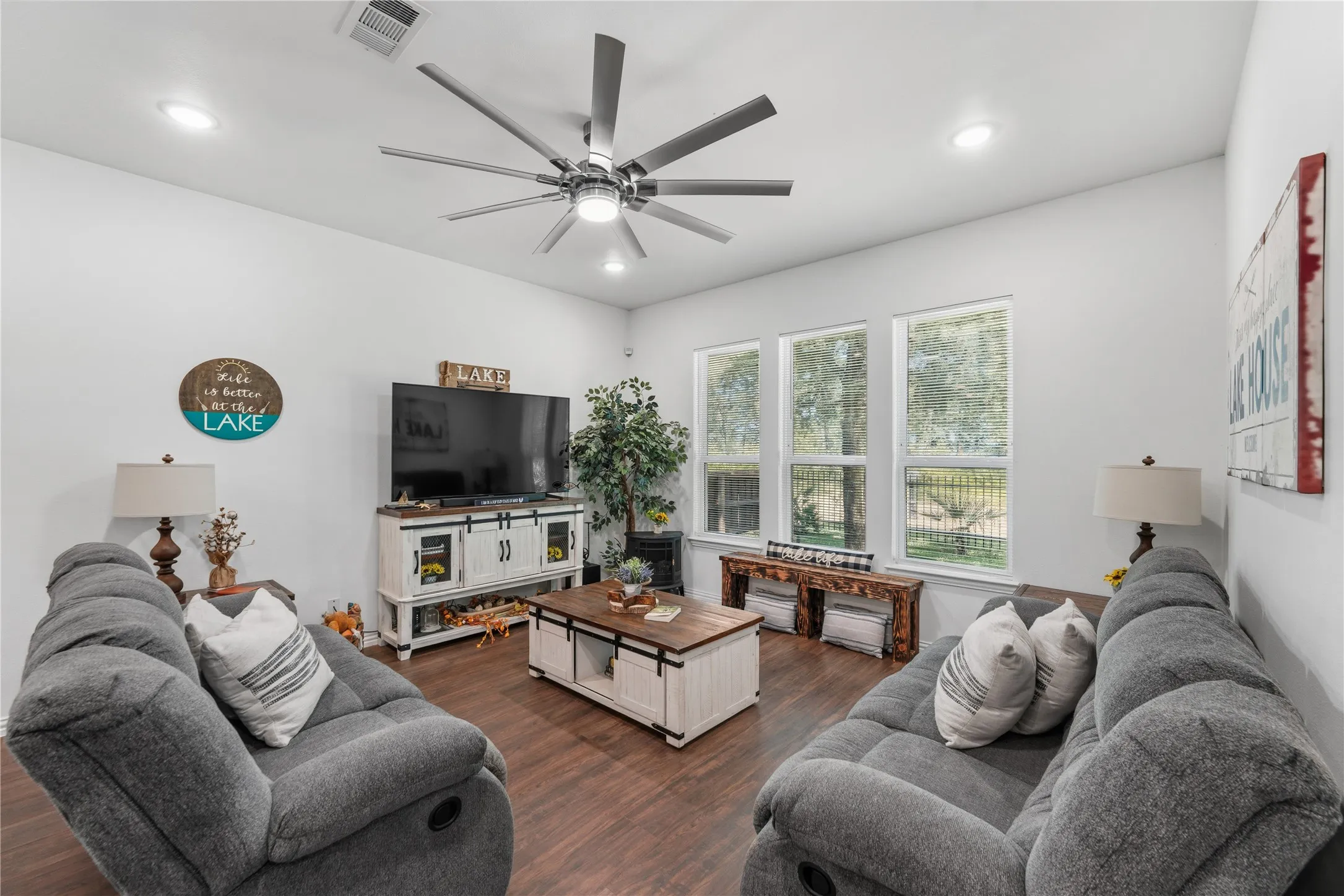 Single Family Residence For Sale in Henderson County , 6156 Inca Drive, Mabank, Texas 75156, 3 Bedroom, 2 Bathroom, Garage spaces, 1,500 Sqft, built in 2022, mls#21326480, Real Estate Agent in Mabank, Homes For Sale in Henderson county, Homes For Sale in Mabank, Realtor in Mabank Texas, Real Estate Brokerage Independent Realty Texas, Luminita Cordes Realtor