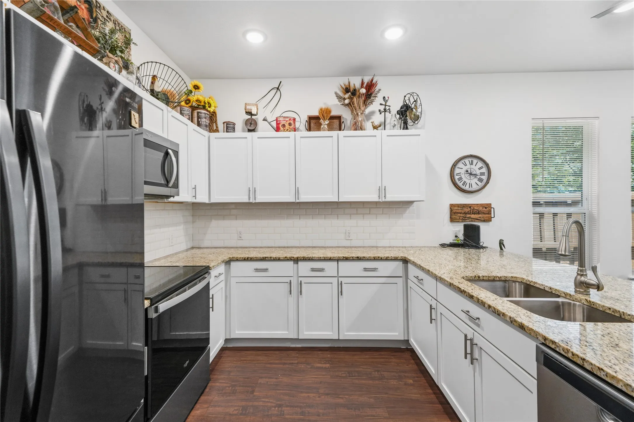 Single Family Residence For Sale in Henderson County , 6156 Inca Drive, Mabank, Texas 75156, 3 Bedroom, 2 Bathroom, Garage spaces, 1,500 Sqft, built in 2022, mls#21326480, Real Estate Agent in Mabank, Homes For Sale in Henderson county, Homes For Sale in Mabank, Realtor in Mabank Texas, Real Estate Brokerage Independent Realty Texas, Luminita Cordes Realtor