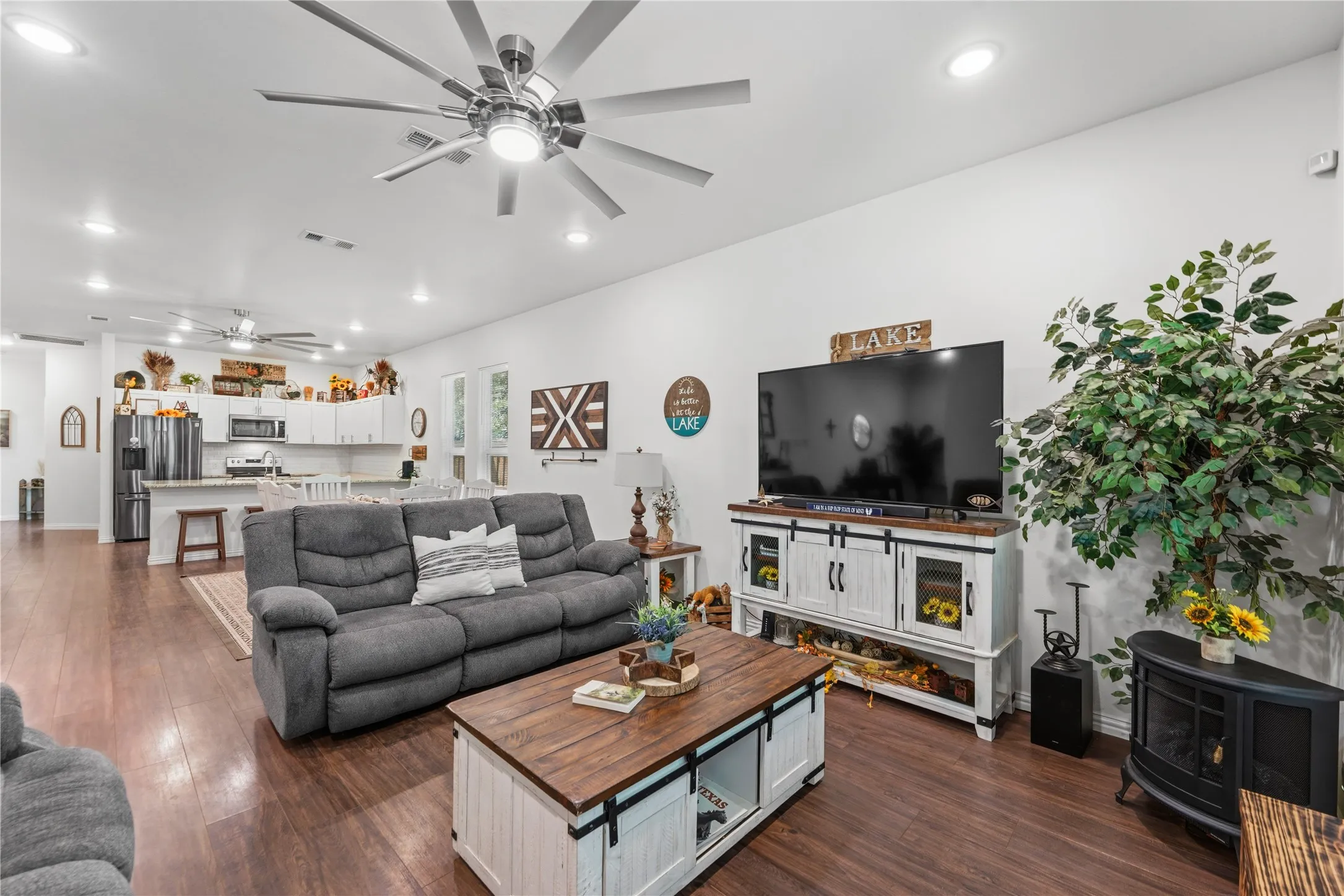 Single Family Residence For Sale in Henderson County , 6156 Inca Drive, Mabank, Texas 75156, 3 Bedroom, 2 Bathroom, Garage spaces, 1,500 Sqft, built in 2022, mls#21326480, Real Estate Agent in Mabank, Homes For Sale in Henderson county, Homes For Sale in Mabank, Realtor in Mabank Texas, Real Estate Brokerage Independent Realty Texas, Luminita Cordes Realtor