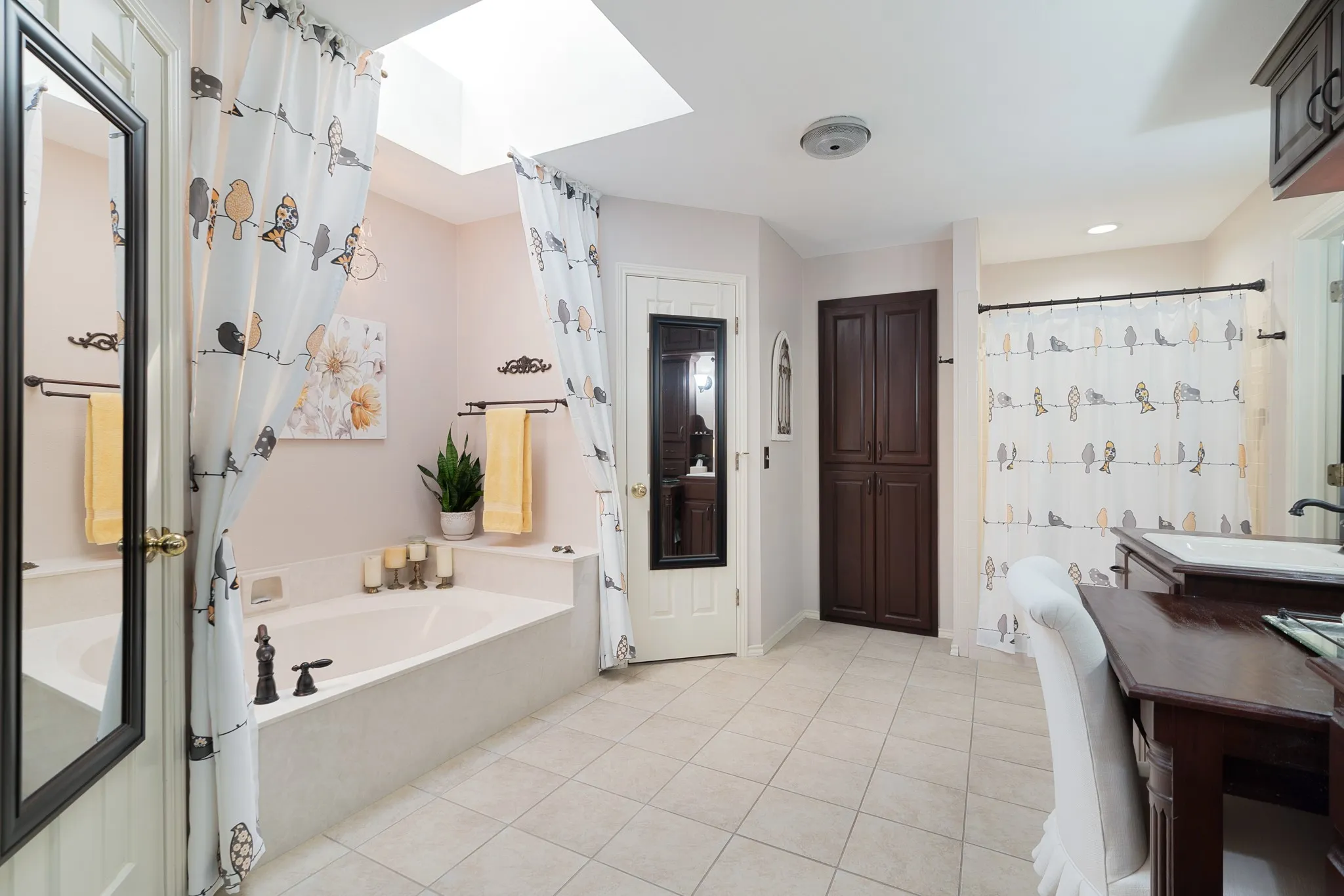 Single Family Residence For Sale in Lamar County , 2850 Willow Bend, Paris, Texas 75462, 3 Bedroom, 3 Bathroom, 2 Garage spaces, 2,559 Sqft, built in 1988, mls#21325838, Real Estate Agent in Paris, Homes For Sale in Lamar county, Homes For Sale in Paris, Realtor in Paris Texas, Real Estate Brokerage Independent Realty Texas, Luminita Cordes Realtor