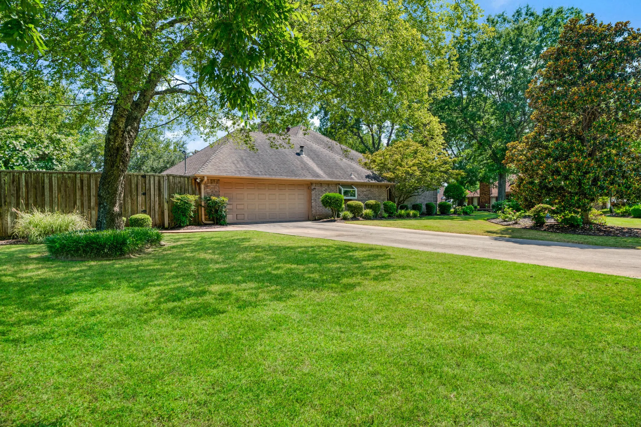Single Family Residence For Sale in Lamar County , 2850 Willow Bend, Paris, Texas 75462, 3 Bedroom, 3 Bathroom, 2 Garage spaces, 2,559 Sqft, built in 1988, mls#21325838, Real Estate Agent in Paris, Homes For Sale in Lamar county, Homes For Sale in Paris, Realtor in Paris Texas, Real Estate Brokerage Independent Realty Texas, Luminita Cordes Realtor