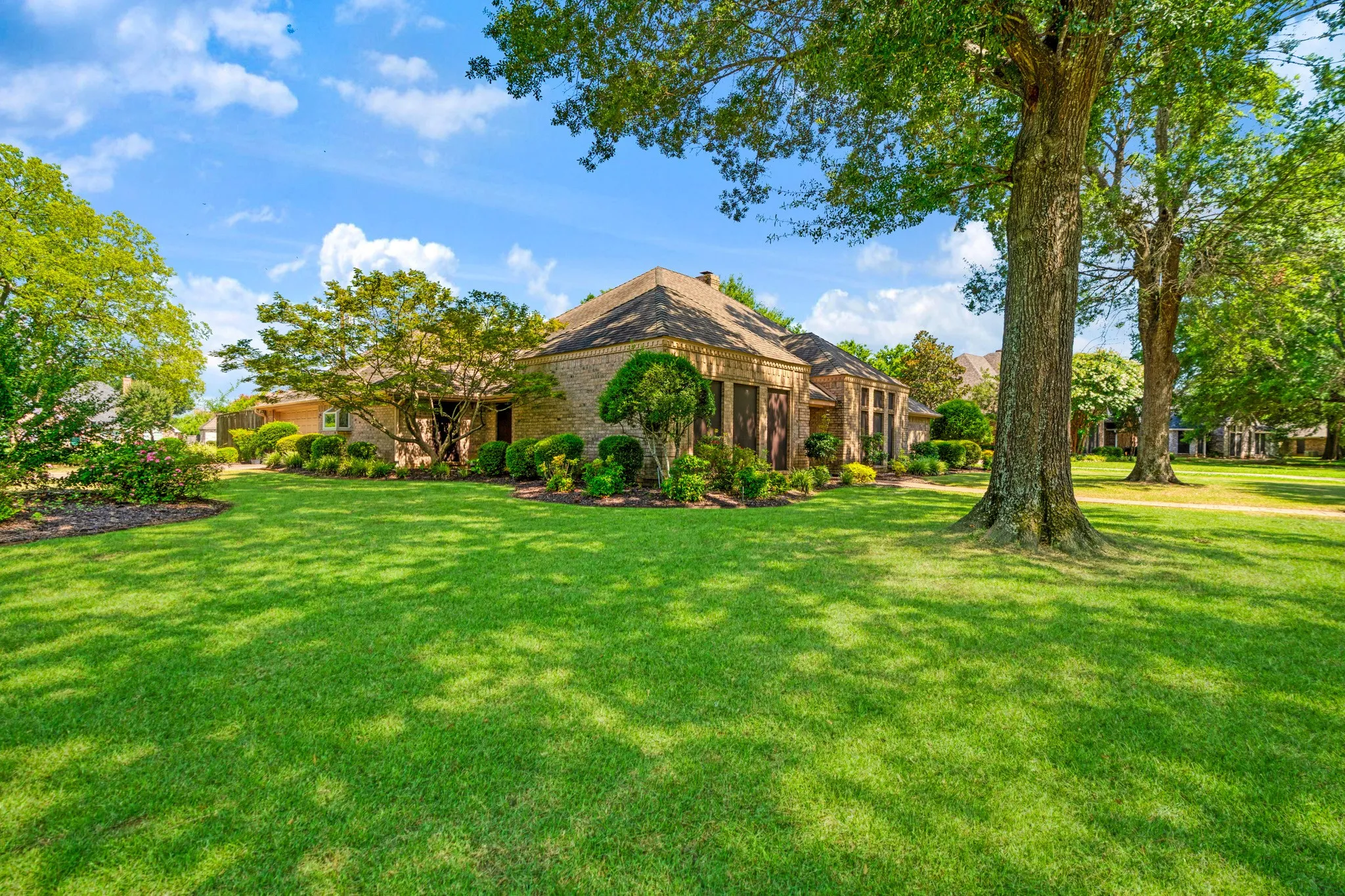 Single Family Residence For Sale in Lamar County , 2850 Willow Bend, Paris, Texas 75462, 3 Bedroom, 3 Bathroom, 2 Garage spaces, 2,559 Sqft, built in 1988, mls#21325838, Real Estate Agent in Paris, Homes For Sale in Lamar county, Homes For Sale in Paris, Realtor in Paris Texas, Real Estate Brokerage Independent Realty Texas, Luminita Cordes Realtor
