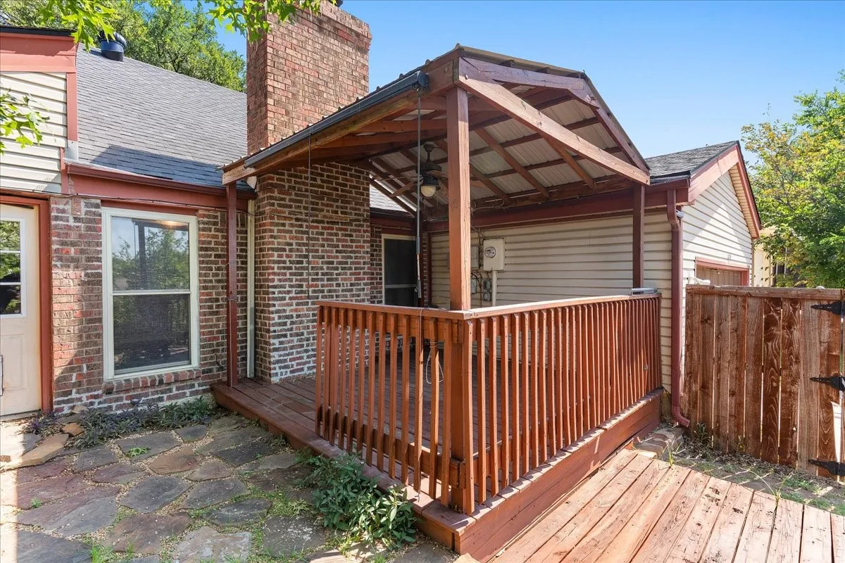 Single Family Residence For Sale in Denton County , 1820 Green Ridge Court, Carrollton, Texas 75007, 3 Bedroom, 2 Bathroom, 2 Garage spaces, 1,609 Sqft, built in 1977, mls#21328075, Real Estate Agent in Carrollton, Homes For Sale in Denton county, Homes For Sale in Carrollton, Realtor in Carrollton Texas, Real Estate Brokerage Independent Realty Texas, Luminita Cordes Realtor
