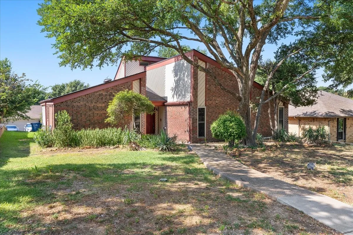 Single Family Residence For Sale in Denton County , 1820 Green Ridge Court, Carrollton, Texas 75007, 3 Bedroom, 2 Bathroom, 2 Garage spaces, 1,609 Sqft, built in 1977, mls#21328075, Real Estate Agent in Carrollton, Homes For Sale in Denton county, Homes For Sale in Carrollton, Realtor in Carrollton Texas, Real Estate Brokerage Independent Realty Texas, Luminita Cordes Realtor