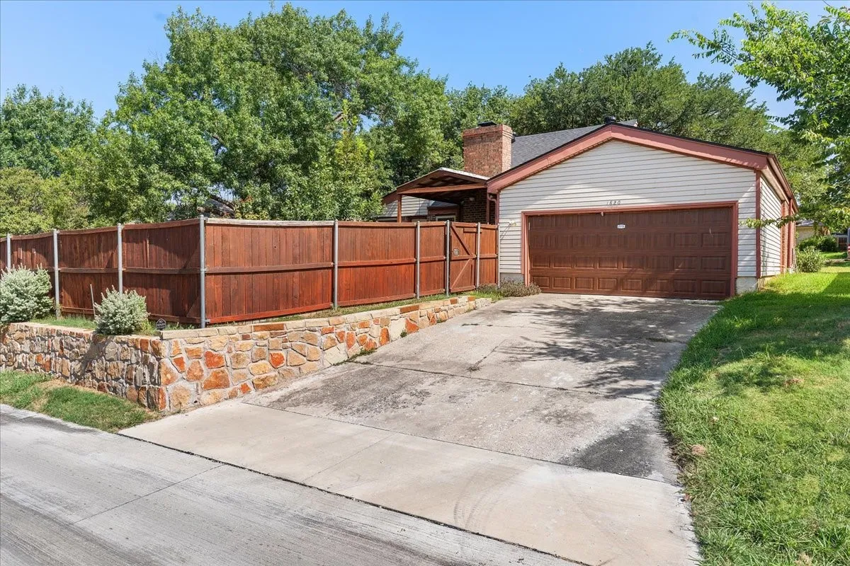 Single Family Residence For Sale in Denton County , 1820 Green Ridge Court, Carrollton, Texas 75007, 3 Bedroom, 2 Bathroom, 2 Garage spaces, 1,609 Sqft, built in 1977, mls#21328075, Real Estate Agent in Carrollton, Homes For Sale in Denton county, Homes For Sale in Carrollton, Realtor in Carrollton Texas, Real Estate Brokerage Independent Realty Texas, Luminita Cordes Realtor