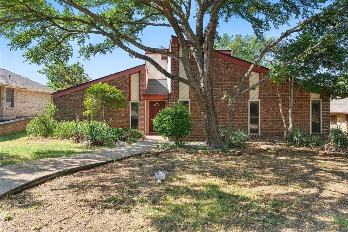 Single Family Residence For Sale in Denton County , 1820 Green Ridge Court, Carrollton, Texas 75007, 3 Bedroom, 2 Bathroom, 2 Garage spaces, 1,609 Sqft, built in 1977, mls#21328075, Real Estate Agent in Carrollton, Homes For Sale in Denton county, Homes For Sale in Carrollton, Realtor in Carrollton Texas, Real Estate Brokerage Independent Realty Texas, Luminita Cordes Realtor