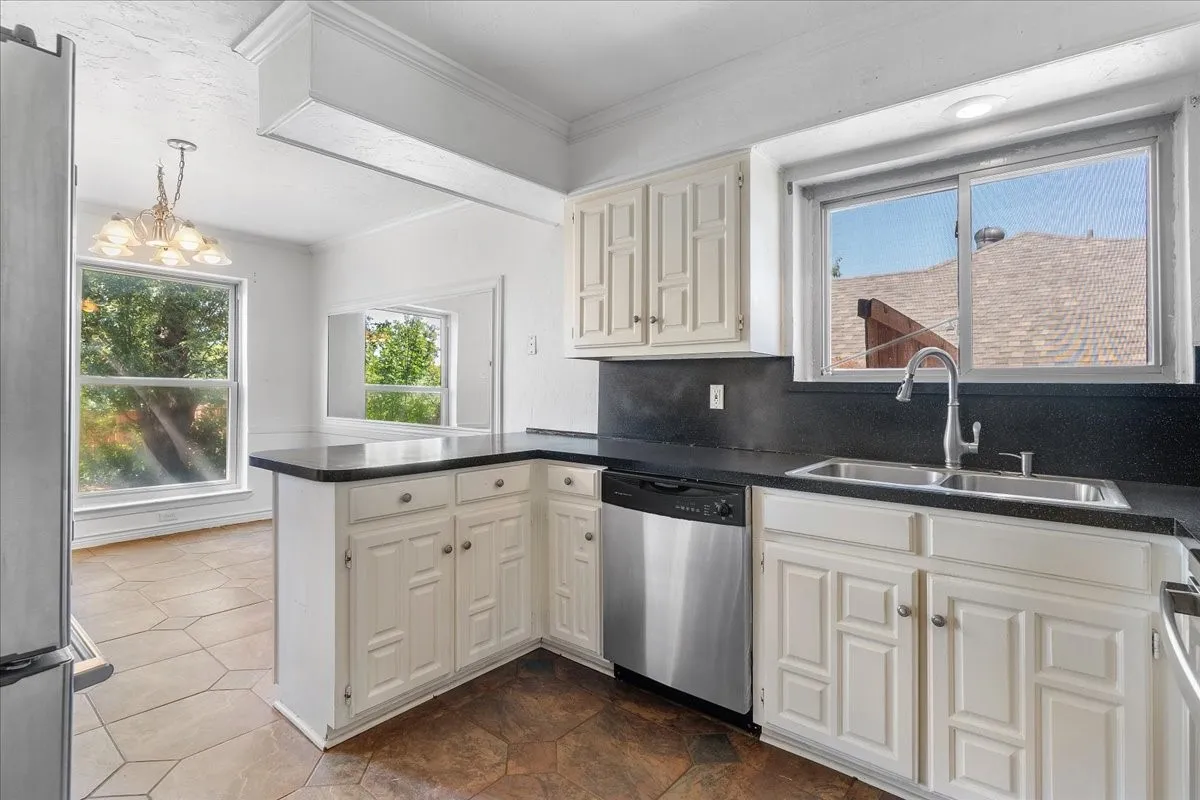 Single Family Residence For Sale in Denton County , 1820 Green Ridge Court, Carrollton, Texas 75007, 3 Bedroom, 2 Bathroom, 2 Garage spaces, 1,609 Sqft, built in 1977, mls#21328075, Real Estate Agent in Carrollton, Homes For Sale in Denton county, Homes For Sale in Carrollton, Realtor in Carrollton Texas, Real Estate Brokerage Independent Realty Texas, Luminita Cordes Realtor