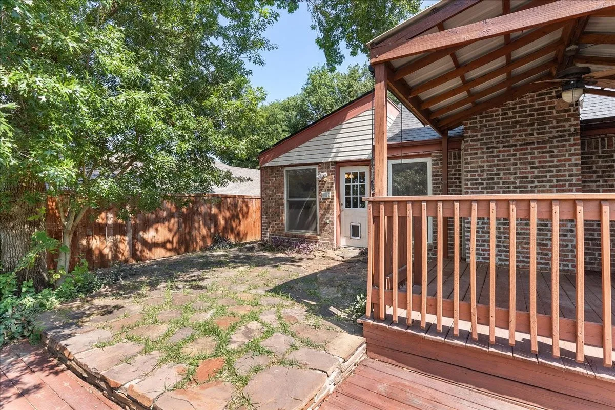 Single Family Residence For Sale in Denton County , 1820 Green Ridge Court, Carrollton, Texas 75007, 3 Bedroom, 2 Bathroom, 2 Garage spaces, 1,609 Sqft, built in 1977, mls#21328075, Real Estate Agent in Carrollton, Homes For Sale in Denton county, Homes For Sale in Carrollton, Realtor in Carrollton Texas, Real Estate Brokerage Independent Realty Texas, Luminita Cordes Realtor