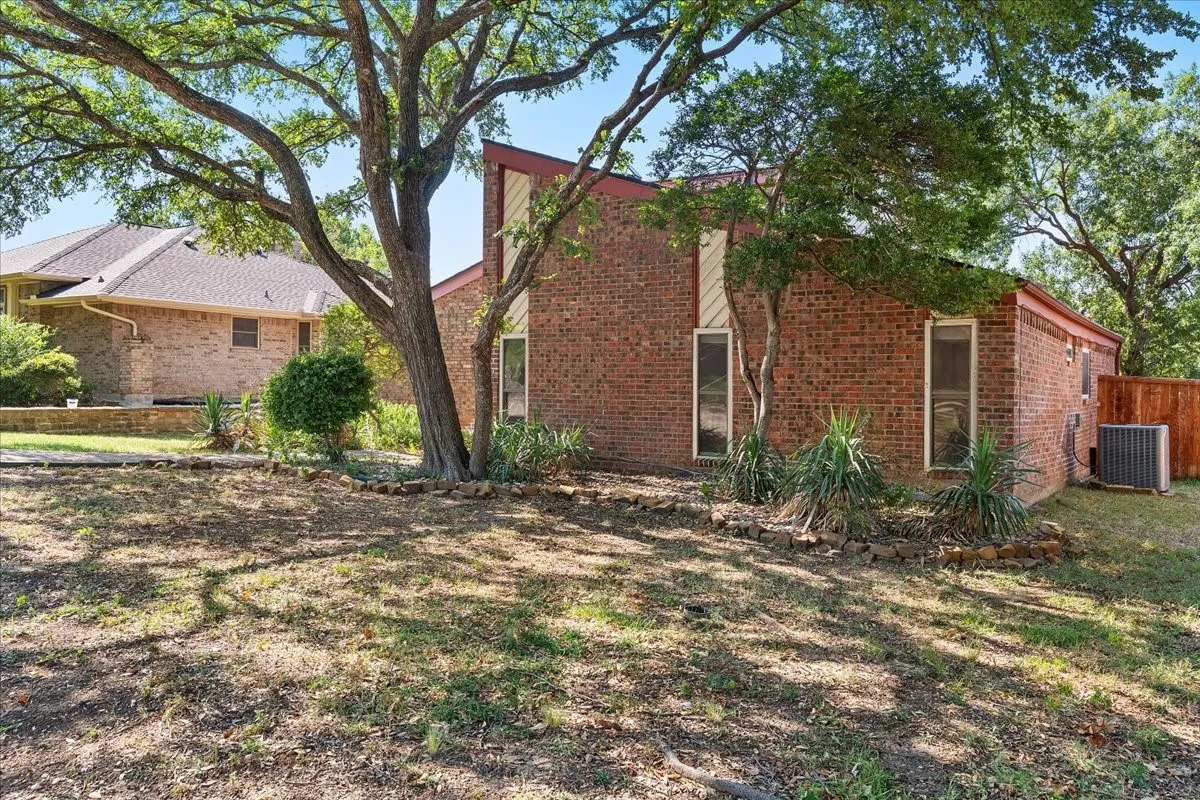 Single Family Residence For Sale in Denton County , 1820 Green Ridge Court, Carrollton, Texas 75007, 3 Bedroom, 2 Bathroom, 2 Garage spaces, 1,609 Sqft, built in 1977, mls#21328075, Real Estate Agent in Carrollton, Homes For Sale in Denton county, Homes For Sale in Carrollton, Realtor in Carrollton Texas, Real Estate Brokerage Independent Realty Texas, Luminita Cordes Realtor