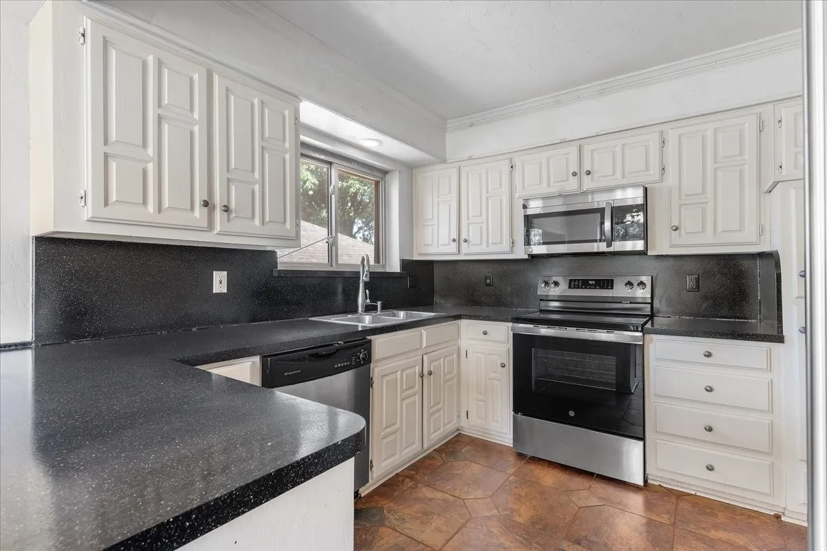 Single Family Residence For Sale in Denton County , 1820 Green Ridge Court, Carrollton, Texas 75007, 3 Bedroom, 2 Bathroom, 2 Garage spaces, 1,609 Sqft, built in 1977, mls#21328075, Real Estate Agent in Carrollton, Homes For Sale in Denton county, Homes For Sale in Carrollton, Realtor in Carrollton Texas, Real Estate Brokerage Independent Realty Texas, Luminita Cordes Realtor