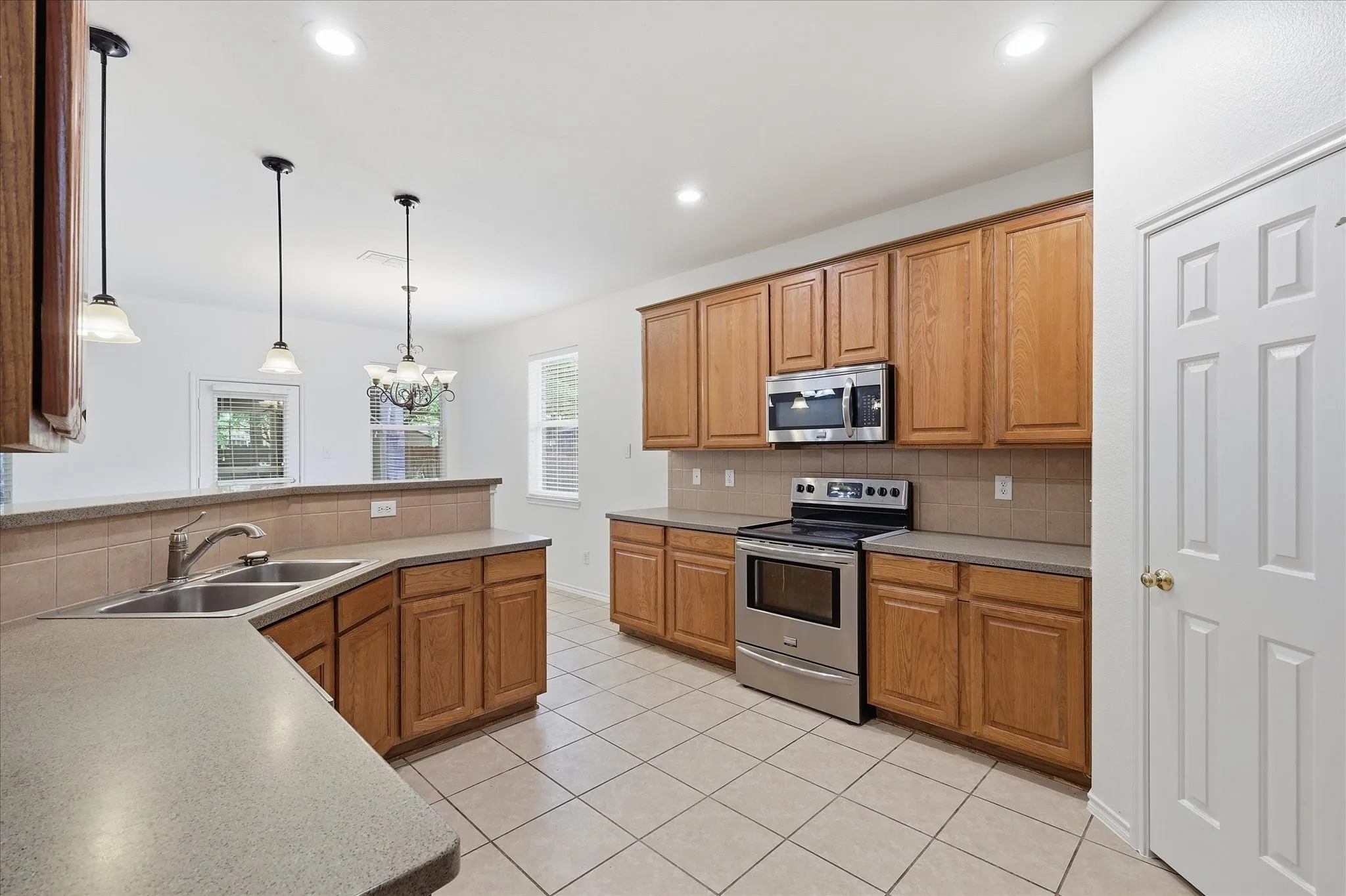 Single Family Residence For Sale in Denton County , 6013 Goldenrod Drive, Denton, Texas 76208, 3 Bedroom, 3 Bathroom, 2 Garage spaces, 2,169 Sqft, built in 2005, mls#21328383, Real Estate Agent in Denton, Homes For Sale in Denton county, Homes For Sale in Denton, Realtor in Denton Texas, Real Estate Brokerage Independent Realty Texas, Luminita Cordes Realtor