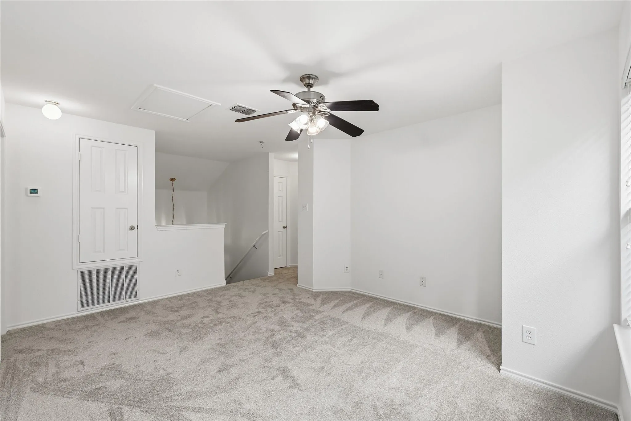 Single Family Residence For Sale in Denton County , 6013 Goldenrod Drive, Denton, Texas 76208, 3 Bedroom, 3 Bathroom, 2 Garage spaces, 2,169 Sqft, built in 2005, mls#21328383, Real Estate Agent in Denton, Homes For Sale in Denton county, Homes For Sale in Denton, Realtor in Denton Texas, Real Estate Brokerage Independent Realty Texas, Luminita Cordes Realtor