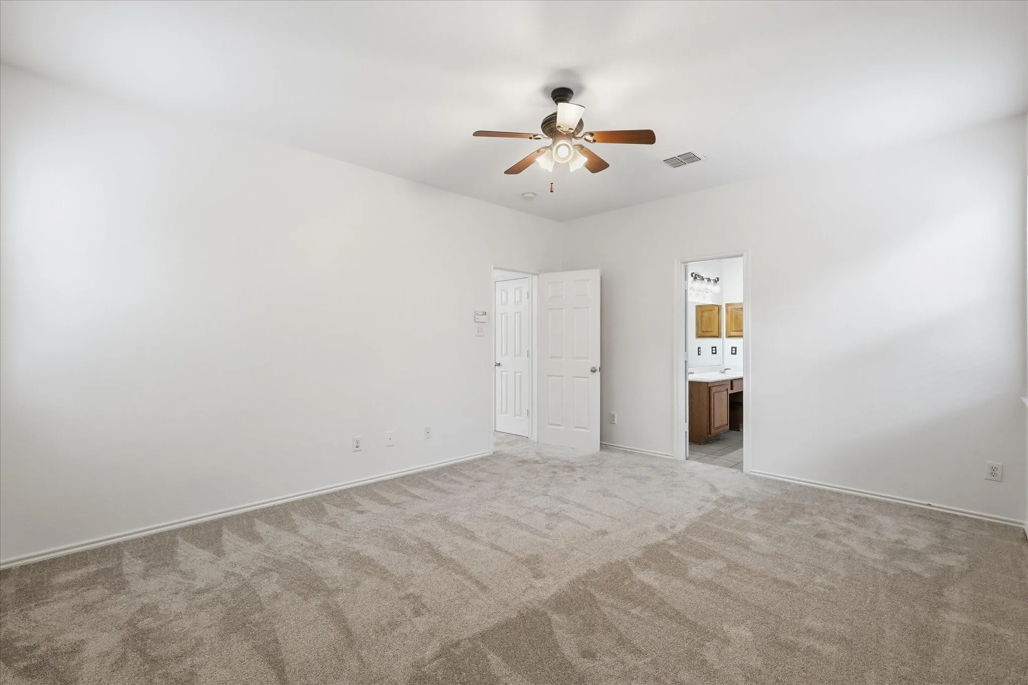 Single Family Residence For Sale in Denton County , 6013 Goldenrod Drive, Denton, Texas 76208, 3 Bedroom, 3 Bathroom, 2 Garage spaces, 2,169 Sqft, built in 2005, mls#21328383, Real Estate Agent in Denton, Homes For Sale in Denton county, Homes For Sale in Denton, Realtor in Denton Texas, Real Estate Brokerage Independent Realty Texas, Luminita Cordes Realtor