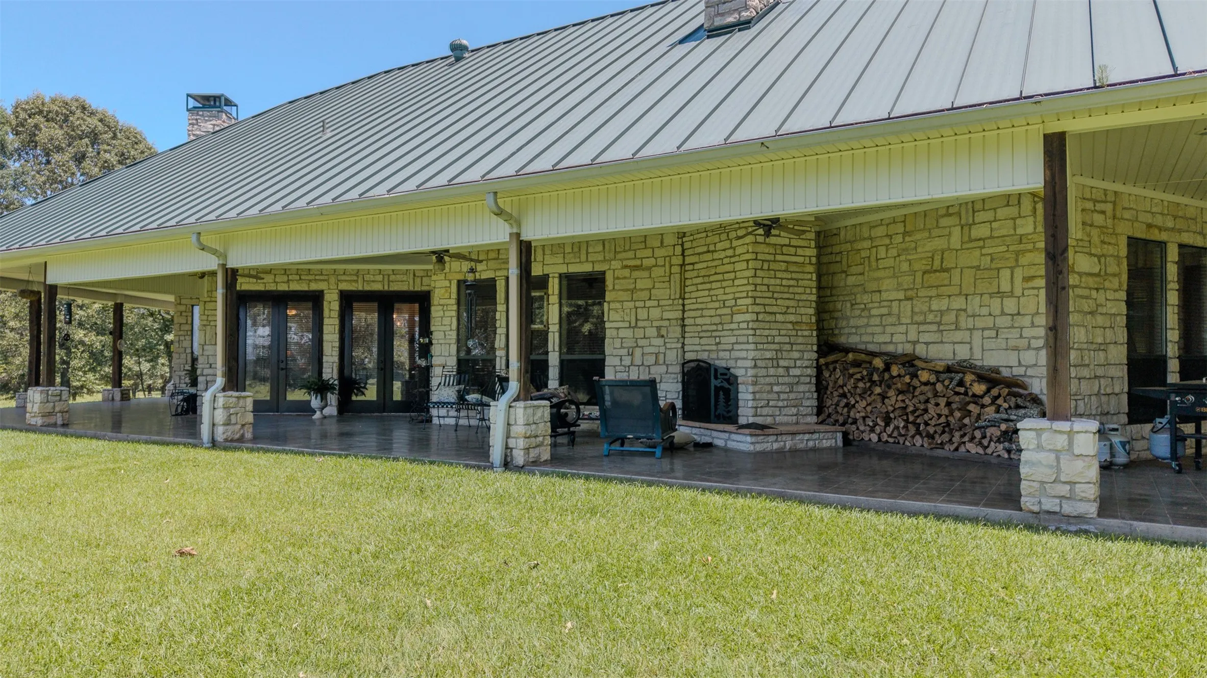 Single Family Residence For Sale in Cass County , 263 County Road 1602, Linden, Texas 75562, 5 Bedroom, 4 Bathroom, 2 Garage spaces, 3,861 Sqft, built in 2002, mls#21328387, Real Estate Agent in Linden, Homes For Sale in Cass county, Homes For Sale in Linden, Realtor in Linden Texas, Real Estate Brokerage Independent Realty Texas, Luminita Cordes Realtor