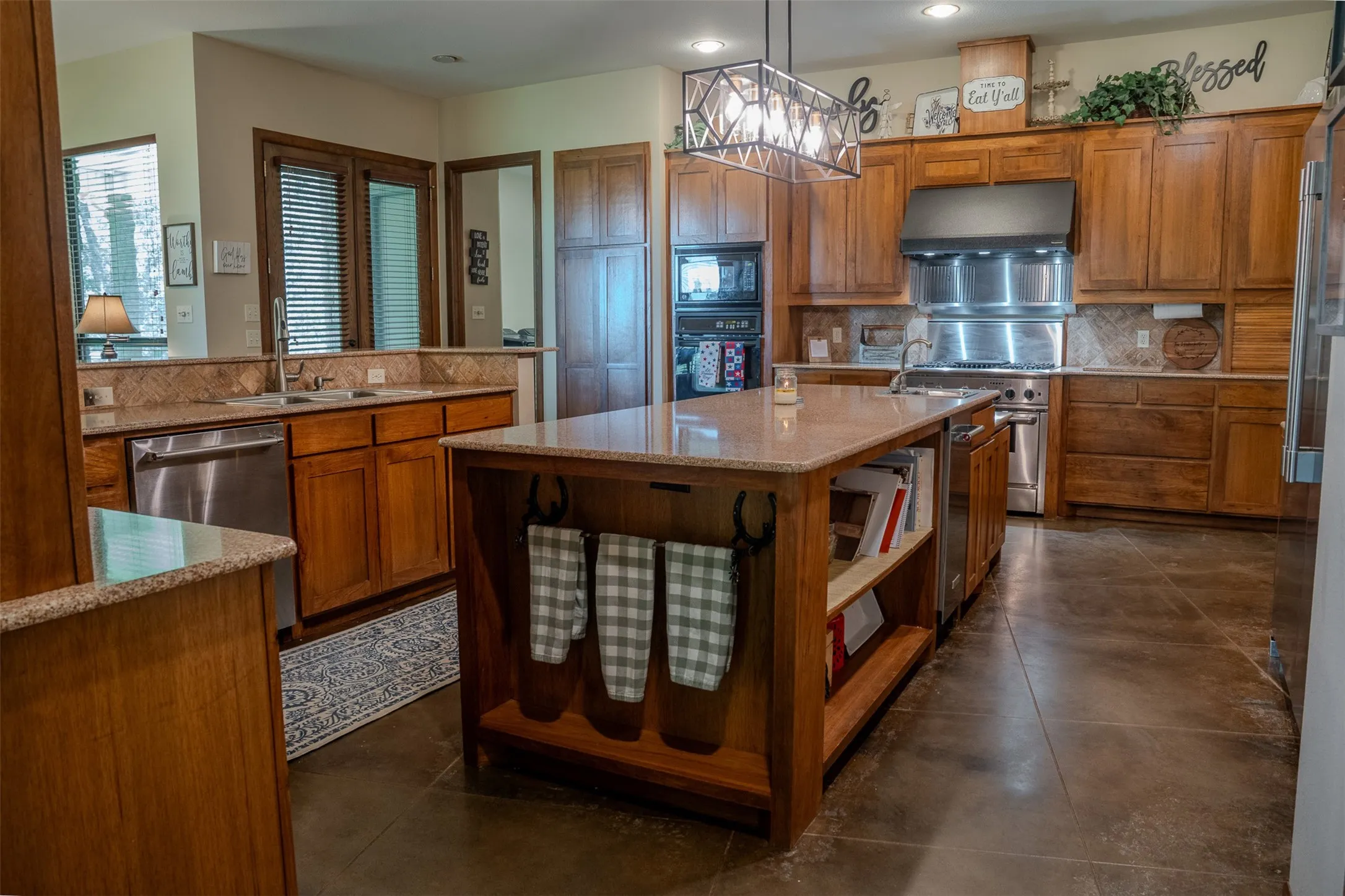 Single Family Residence For Sale in Cass County , 263 County Road 1602, Linden, Texas 75562, 5 Bedroom, 4 Bathroom, 2 Garage spaces, 3,861 Sqft, built in 2002, mls#21328387, Real Estate Agent in Linden, Homes For Sale in Cass county, Homes For Sale in Linden, Realtor in Linden Texas, Real Estate Brokerage Independent Realty Texas, Luminita Cordes Realtor