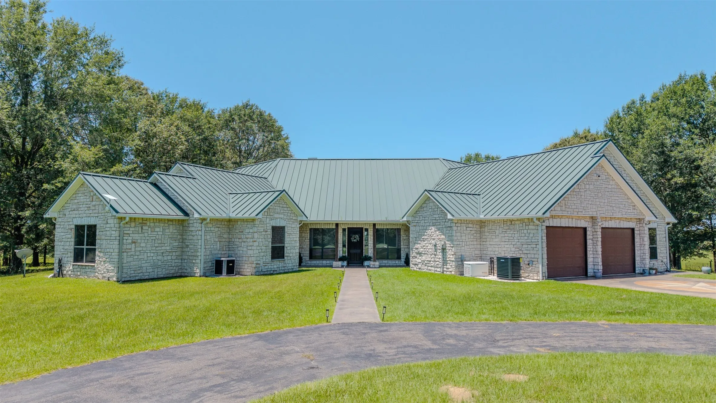 Single Family Residence For Sale in Cass County , 263 County Road 1602, Linden, Texas 75562, 5 Bedroom, 4 Bathroom, 2 Garage spaces, 3,861 Sqft, built in 2002, mls#21328387, Real Estate Agent in Linden, Homes For Sale in Cass county, Homes For Sale in Linden, Realtor in Linden Texas, Real Estate Brokerage Independent Realty Texas, Luminita Cordes Realtor