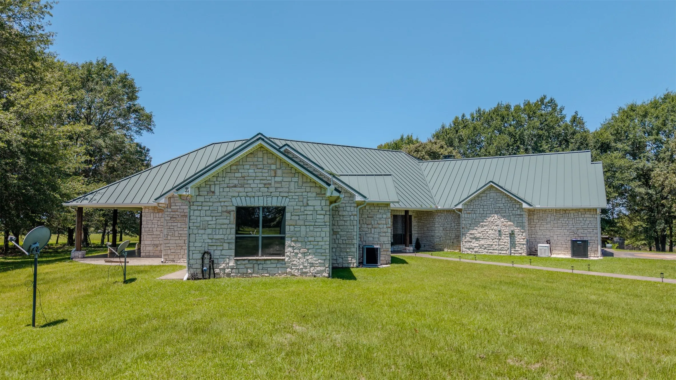 Single Family Residence For Sale in Cass County , 263 County Road 1602, Linden, Texas 75562, 5 Bedroom, 4 Bathroom, 2 Garage spaces, 3,861 Sqft, built in 2002, mls#21328387, Real Estate Agent in Linden, Homes For Sale in Cass county, Homes For Sale in Linden, Realtor in Linden Texas, Real Estate Brokerage Independent Realty Texas, Luminita Cordes Realtor