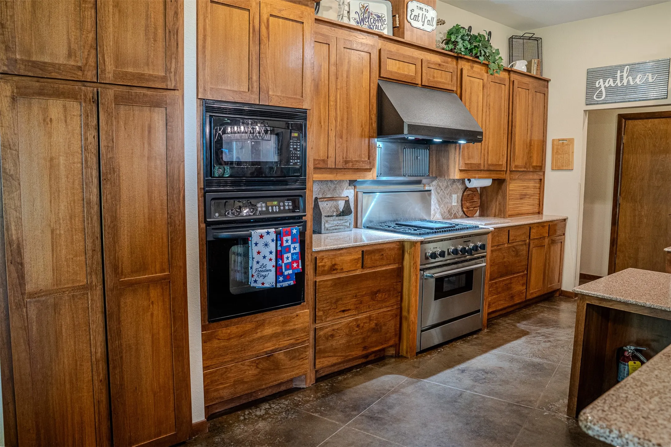 Single Family Residence For Sale in Cass County , 263 County Road 1602, Linden, Texas 75562, 5 Bedroom, 4 Bathroom, 2 Garage spaces, 3,861 Sqft, built in 2002, mls#21328387, Real Estate Agent in Linden, Homes For Sale in Cass county, Homes For Sale in Linden, Realtor in Linden Texas, Real Estate Brokerage Independent Realty Texas, Luminita Cordes Realtor