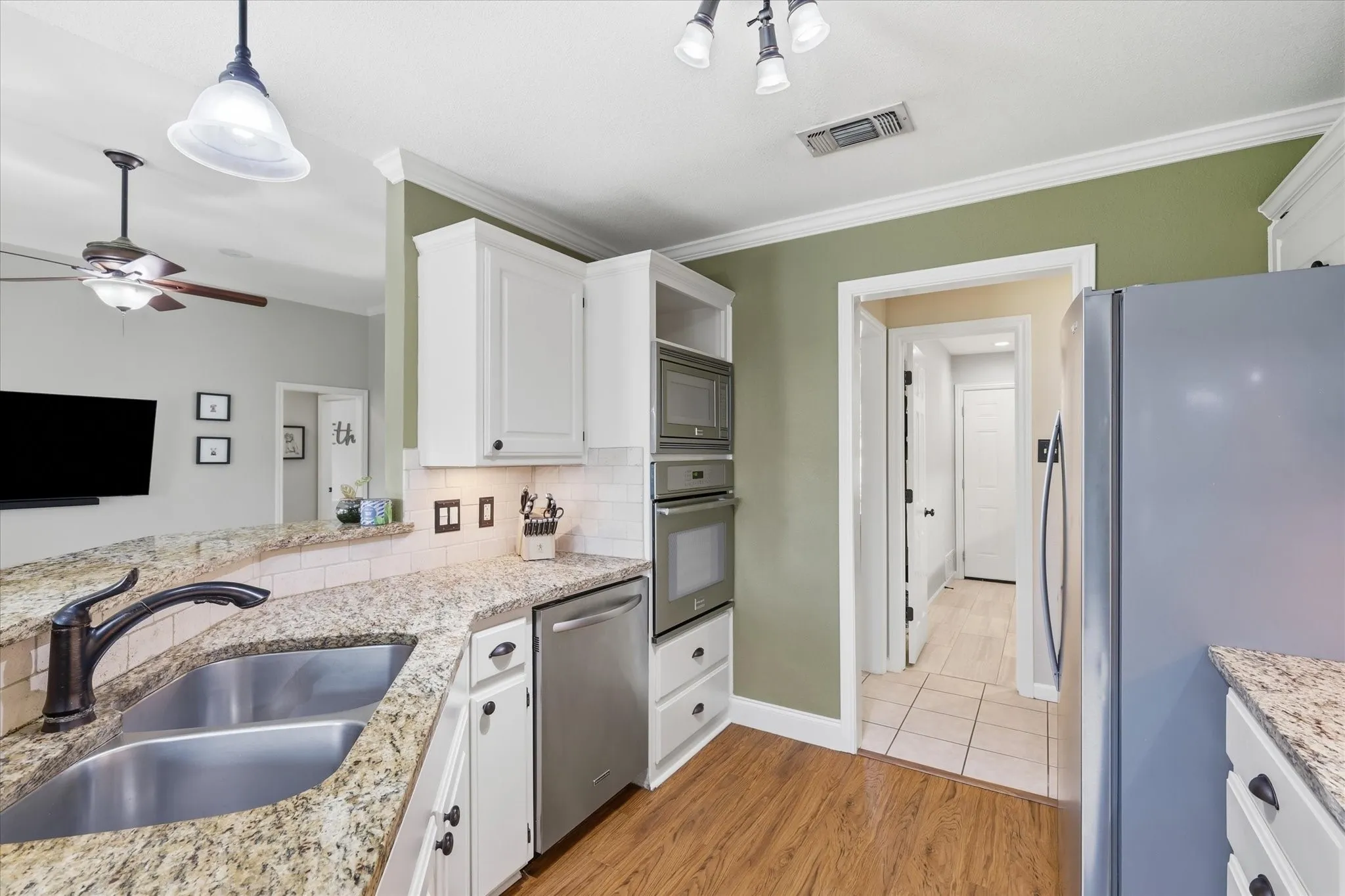 Single Family Residence For Sale in Tarrant County , 5936 Sundown Drive, Watauga, Texas 76148, 3 Bedroom, 2 Bathroom, 2 Garage spaces, 1,652 Sqft, built in 1989, mls#21328385, Real Estate Agent in Watauga, Homes For Sale in Tarrant county, Homes For Sale in Watauga, Realtor in Watauga Texas, Real Estate Brokerage Independent Realty Texas, Luminita Cordes Realtor