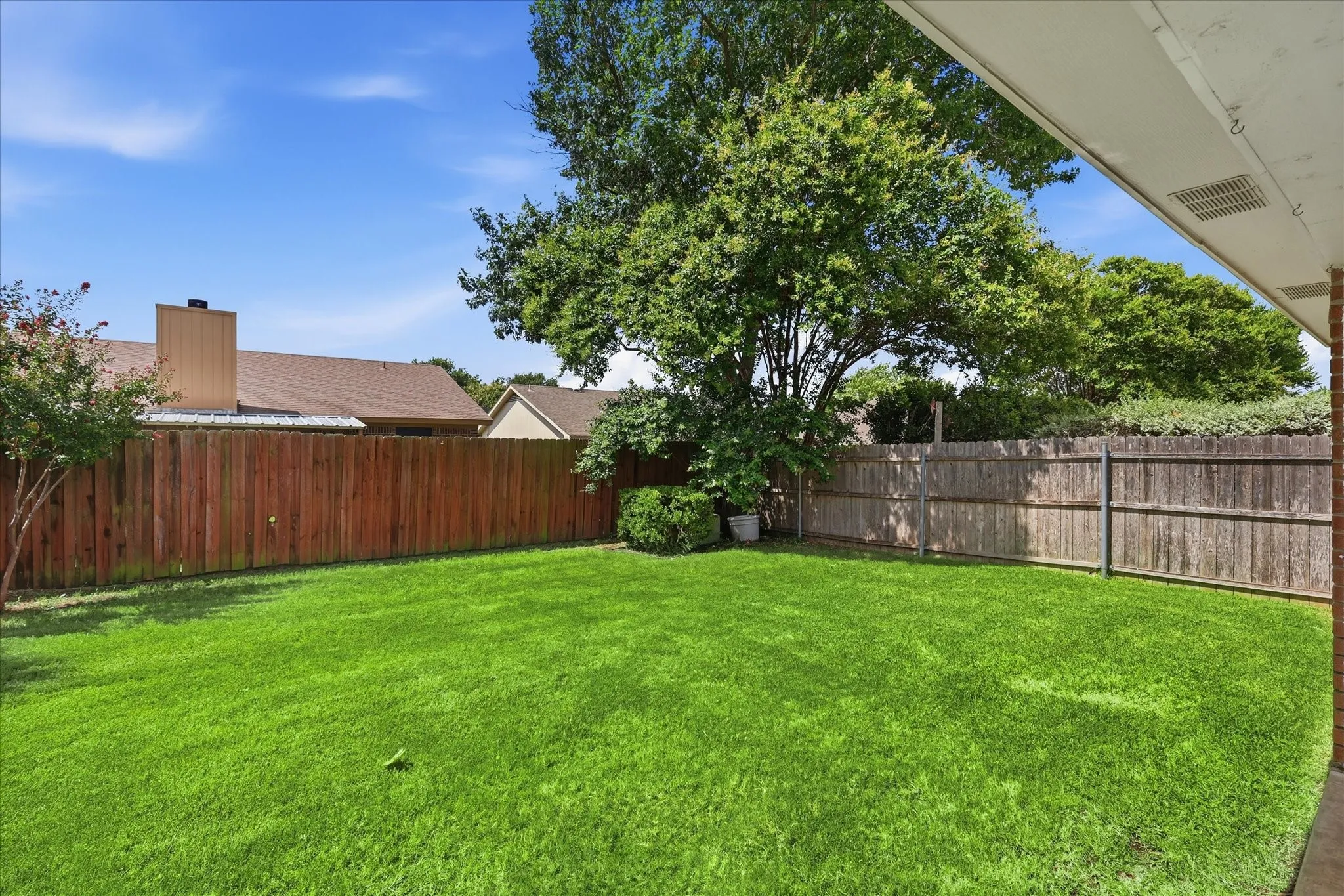 Single Family Residence For Sale in Tarrant County , 5936 Sundown Drive, Watauga, Texas 76148, 3 Bedroom, 2 Bathroom, 2 Garage spaces, 1,652 Sqft, built in 1989, mls#21328385, Real Estate Agent in Watauga, Homes For Sale in Tarrant county, Homes For Sale in Watauga, Realtor in Watauga Texas, Real Estate Brokerage Independent Realty Texas, Luminita Cordes Realtor