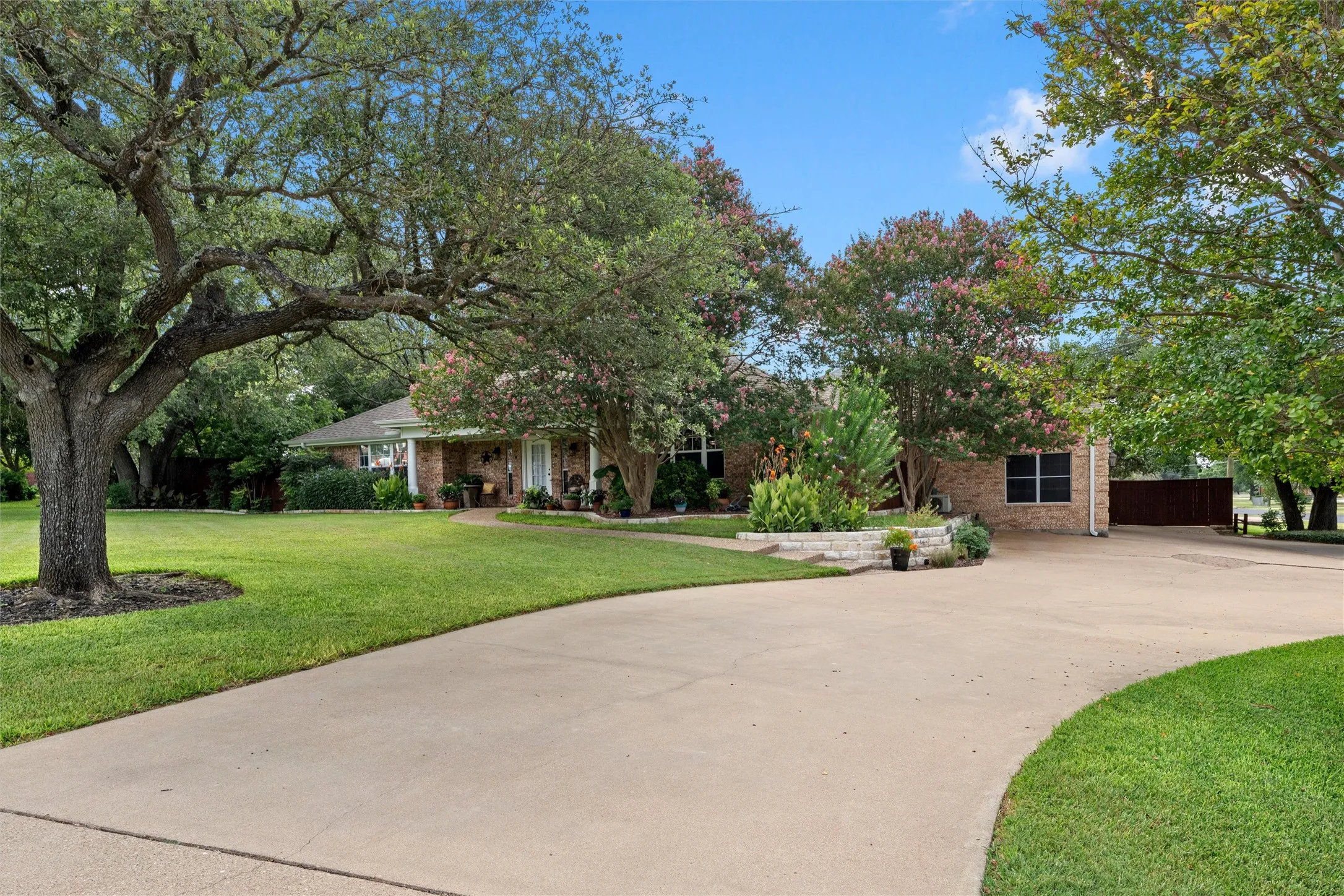 Single Family Residence For Sale in Bell County , 3401 Summit Circle, Belton, Texas 76513, 4 Bedroom, 3 Bathroom, 2 Garage spaces, 2,704 Sqft, built in 1986, mls#21316500, Real Estate Agent in Belton, Homes For Sale in Bell county, Homes For Sale in Belton, Realtor in Belton Texas, Real Estate Brokerage Independent Realty Texas, Luminita Cordes Realtor