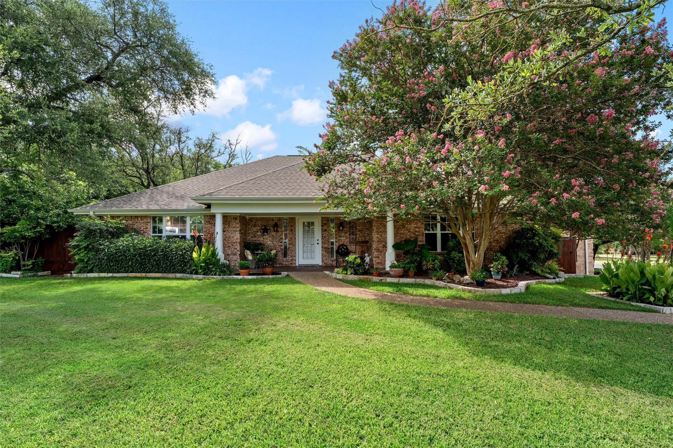 Single Family Residence For Sale in Bell County , 3401 Summit Circle, Belton, Texas 76513, 4 Bedroom, 3 Bathroom, 2 Garage spaces, 2,704 Sqft, built in 1986, mls#21316500, Real Estate Agent in Belton, Homes For Sale in Bell county, Homes For Sale in Belton, Realtor in Belton Texas, Real Estate Brokerage Independent Realty Texas, Luminita Cordes Realtor