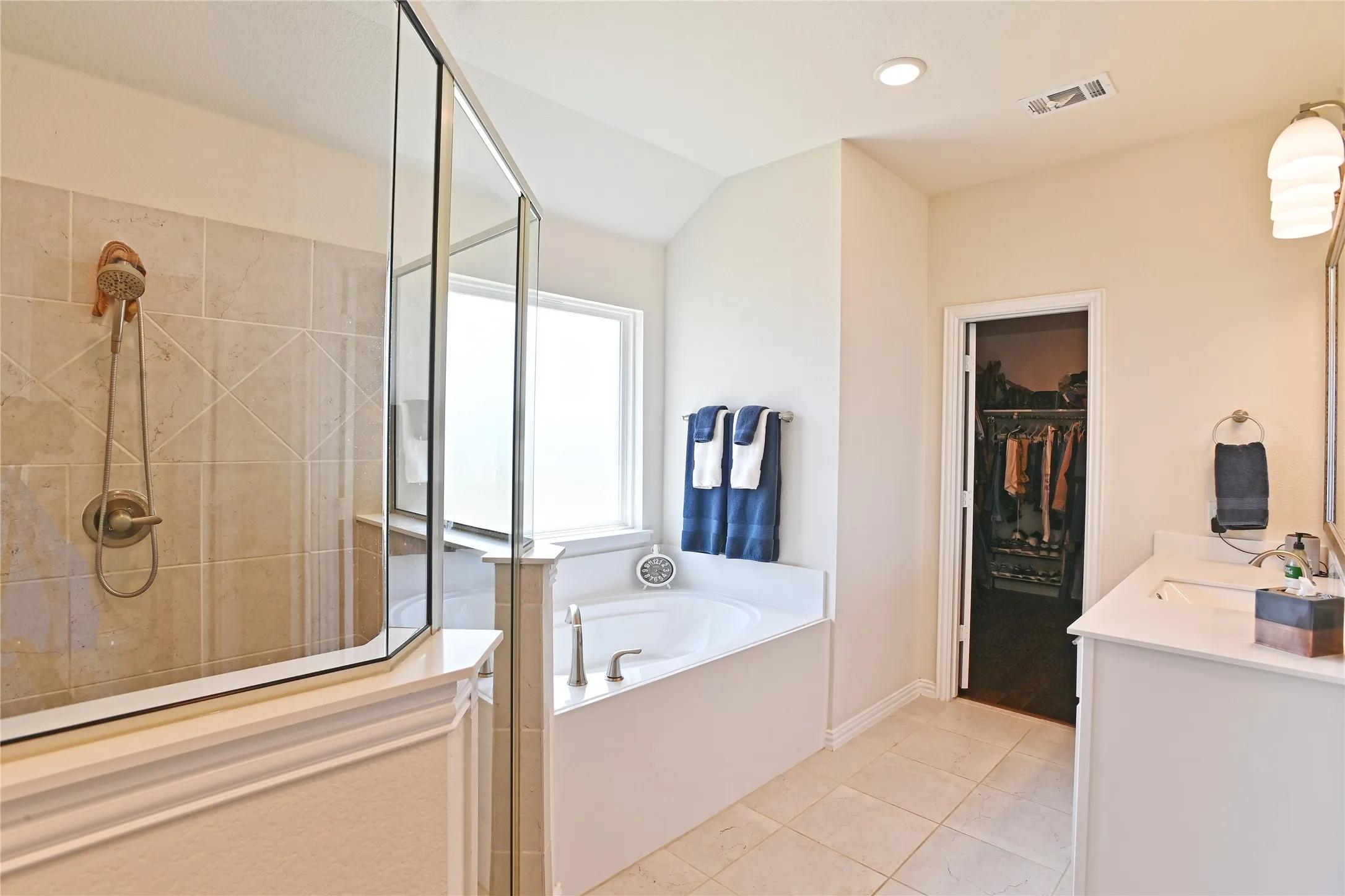 Single Family Residence For Sale in Denton County , 7409 Autumn Grove Lane, Ponder, Texas 76259, 4 Bedroom, 3 Bathroom, 3 Garage spaces, 2,719 Sqft, built in 2021, mls#21326973, Real Estate Agent in Ponder, Homes For Sale in Denton county, Homes For Sale in Ponder, Realtor in Ponder Texas, Real Estate Brokerage Independent Realty Texas, Luminita Cordes Realtor
