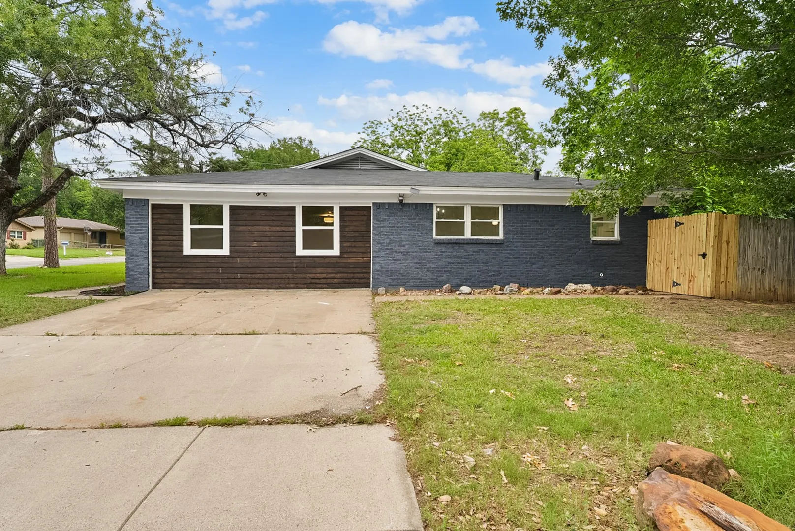 Single Family Residence For Sale in Tarrant County , 861 Woodcrest Drive, Hurst, Texas 76053, 3 Bedroom, 2 Bathroom, Garage spaces, 1,920 Sqft, built in 1963, mls#21327159, Real Estate Agent in Hurst, Homes For Sale in Tarrant county, Homes For Sale in Hurst, Realtor in Hurst Texas, Real Estate Brokerage Independent Realty Texas, Luminita Cordes Realtor