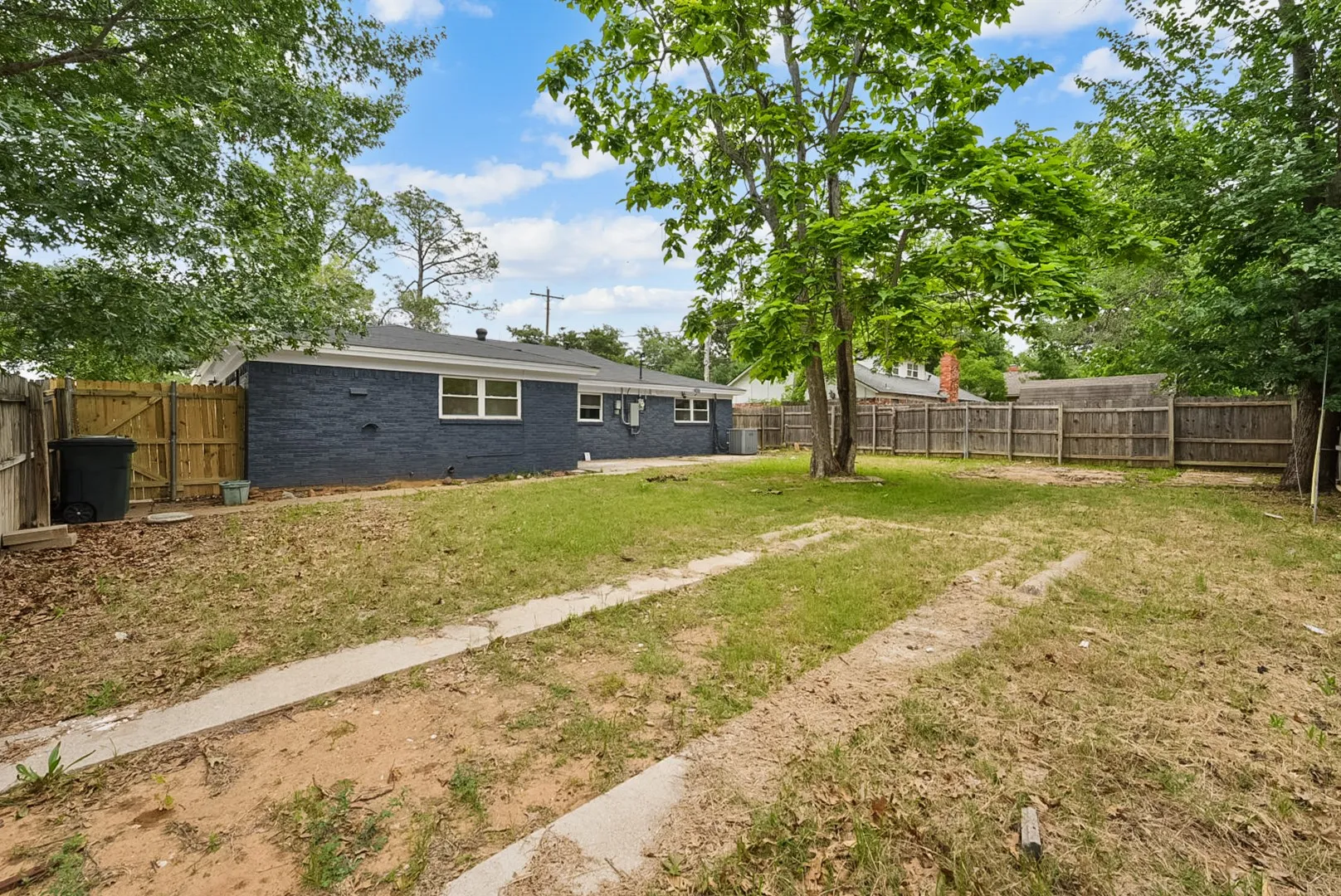 Single Family Residence For Sale in Tarrant County , 861 Woodcrest Drive, Hurst, Texas 76053, 3 Bedroom, 2 Bathroom, Garage spaces, 1,920 Sqft, built in 1963, mls#21327159, Real Estate Agent in Hurst, Homes For Sale in Tarrant county, Homes For Sale in Hurst, Realtor in Hurst Texas, Real Estate Brokerage Independent Realty Texas, Luminita Cordes Realtor