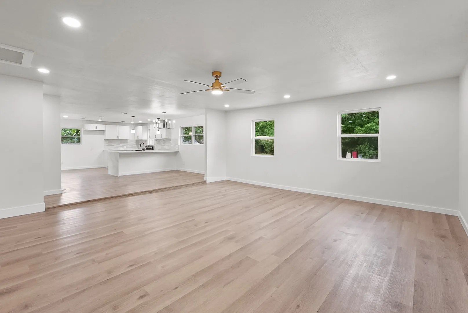 Single Family Residence For Sale in Tarrant County , 861 Woodcrest Drive, Hurst, Texas 76053, 3 Bedroom, 2 Bathroom, Garage spaces, 1,920 Sqft, built in 1963, mls#21327159, Real Estate Agent in Hurst, Homes For Sale in Tarrant county, Homes For Sale in Hurst, Realtor in Hurst Texas, Real Estate Brokerage Independent Realty Texas, Luminita Cordes Realtor
