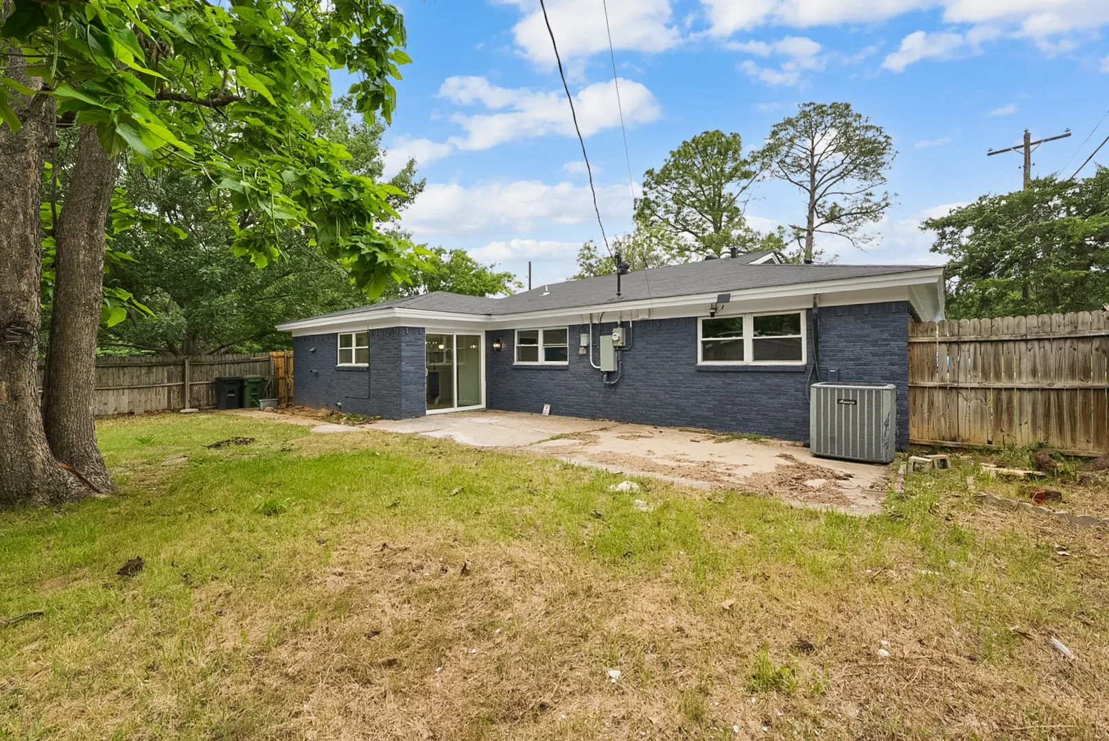 Single Family Residence For Sale in Tarrant County , 861 Woodcrest Drive, Hurst, Texas 76053, 3 Bedroom, 2 Bathroom, Garage spaces, 1,920 Sqft, built in 1963, mls#21327159, Real Estate Agent in Hurst, Homes For Sale in Tarrant county, Homes For Sale in Hurst, Realtor in Hurst Texas, Real Estate Brokerage Independent Realty Texas, Luminita Cordes Realtor