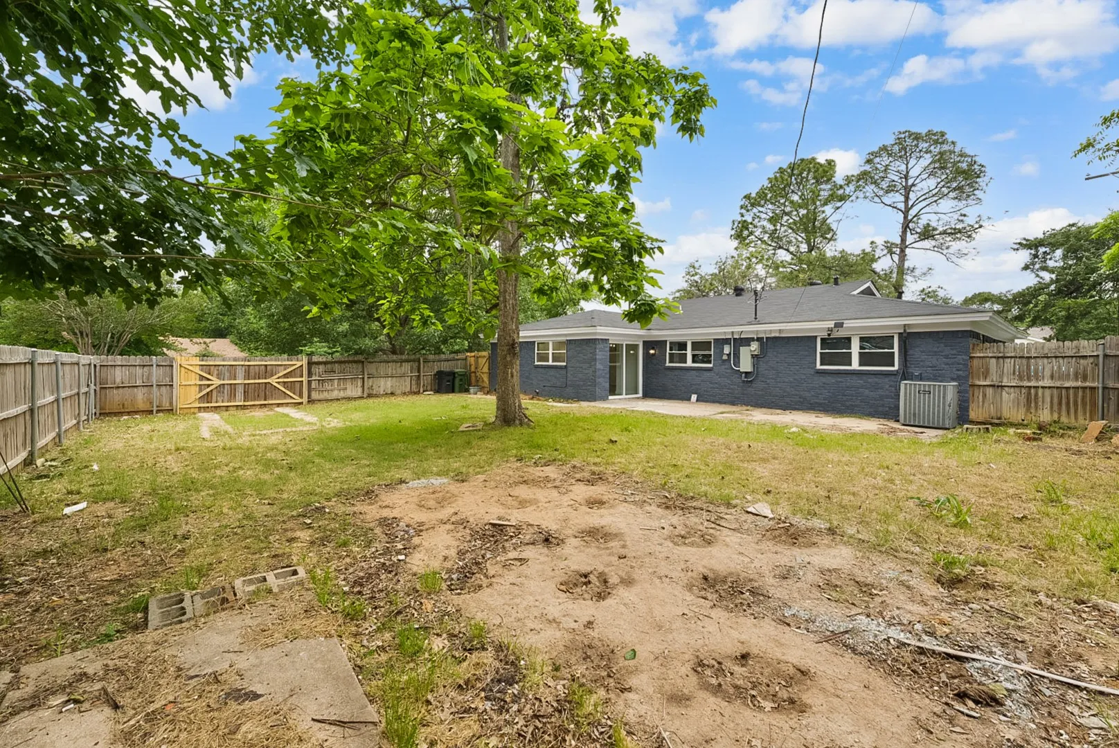 Single Family Residence For Sale in Tarrant County , 861 Woodcrest Drive, Hurst, Texas 76053, 3 Bedroom, 2 Bathroom, Garage spaces, 1,920 Sqft, built in 1963, mls#21327159, Real Estate Agent in Hurst, Homes For Sale in Tarrant county, Homes For Sale in Hurst, Realtor in Hurst Texas, Real Estate Brokerage Independent Realty Texas, Luminita Cordes Realtor