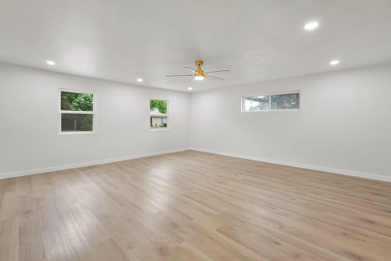 Single Family Residence For Sale in Tarrant County , 861 Woodcrest Drive, Hurst, Texas 76053, 3 Bedroom, 2 Bathroom, Garage spaces, 1,920 Sqft, built in 1963, mls#21327159, Real Estate Agent in Hurst, Homes For Sale in Tarrant county, Homes For Sale in Hurst, Realtor in Hurst Texas, Real Estate Brokerage Independent Realty Texas, Luminita Cordes Realtor