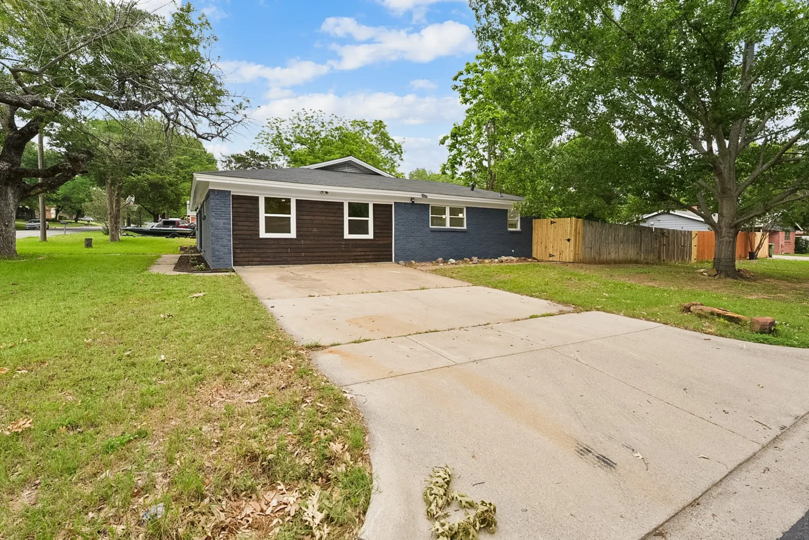 Single Family Residence For Sale in Tarrant County , 861 Woodcrest Drive, Hurst, Texas 76053, 3 Bedroom, 2 Bathroom, Garage spaces, 1,920 Sqft, built in 1963, mls#21327159, Real Estate Agent in Hurst, Homes For Sale in Tarrant county, Homes For Sale in Hurst, Realtor in Hurst Texas, Real Estate Brokerage Independent Realty Texas, Luminita Cordes Realtor