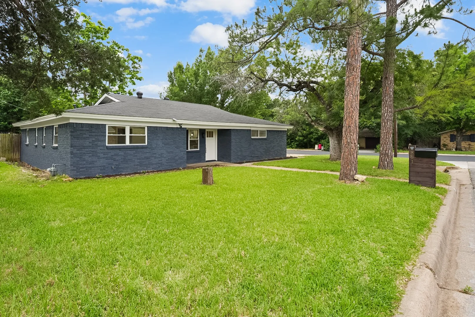 Single Family Residence For Sale in Tarrant County , 861 Woodcrest Drive, Hurst, Texas 76053, 3 Bedroom, 2 Bathroom, Garage spaces, 1,920 Sqft, built in 1963, mls#21327159, Real Estate Agent in Hurst, Homes For Sale in Tarrant county, Homes For Sale in Hurst, Realtor in Hurst Texas, Real Estate Brokerage Independent Realty Texas, Luminita Cordes Realtor