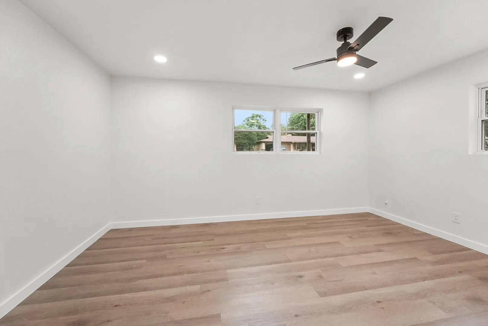 Single Family Residence For Sale in Tarrant County , 861 Woodcrest Drive, Hurst, Texas 76053, 3 Bedroom, 2 Bathroom, Garage spaces, 1,920 Sqft, built in 1963, mls#21327159, Real Estate Agent in Hurst, Homes For Sale in Tarrant county, Homes For Sale in Hurst, Realtor in Hurst Texas, Real Estate Brokerage Independent Realty Texas, Luminita Cordes Realtor